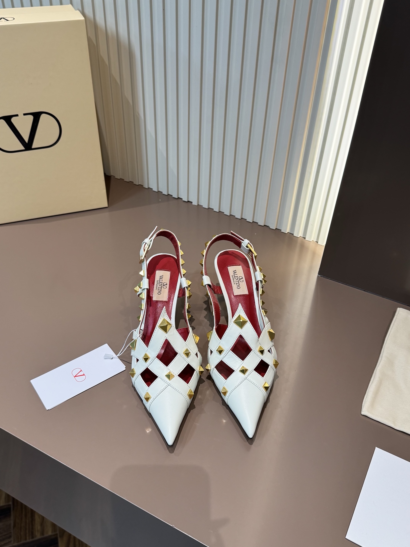 Valentino 华伦天奴 凉鞋 真皮 铆钉 尖头 白色