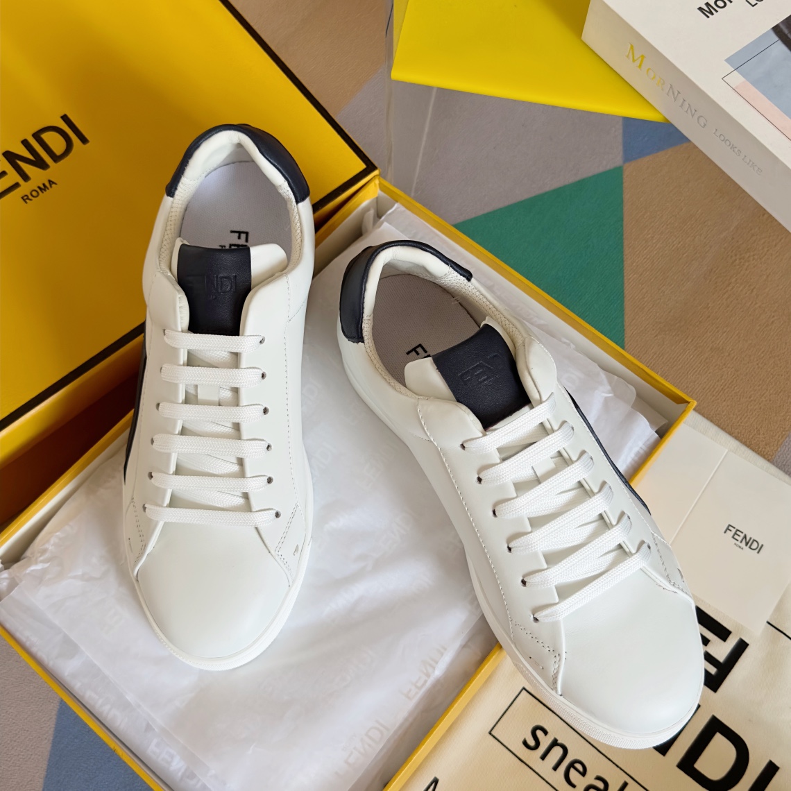 NO:168406,Top version Fendi Signature series FF presbyterian little monster casual sports shoes small white shoes board shoes original purchase and development Made of Fendi minimalist sneakers, with rubber sole and oversized buckle. White leather material. The strap is hand-painted with the iconic FF pattern and decorated with metallic pearls. Contrast color heel pads. Delivery counter exquisite packaging Fabric: Original custom imported top layer cowhide Inner: Original custom breathable net Outsole: Original open mold TPU material outsole Sole thickness: 2.5CM Size: Men's 38-45, casual shoes/sports shoes, fendi, fendi, sneakers, cowhide, gold plating19860909顶级版本 Fendi芬迪 Signature系列 FF老花 小怪兽 休闲 运动鞋 小白鞋 板鞋 原版购入开发 做货 芬迪简约主义的运动鞋,采用橡胶鞋底和超大搭扣.白色皮革材质.带子上手绘有标志性的 FF 图案,并饰有镀金属色珍珠.撞色脚后跟垫 配送专柜精美包装 面料: 原版定制进口头层牛皮 内里: 原版定制透气网里 大底: 原版开模TPU材质大底 底厚: 2.5CM Size: 男款38-45,休闲鞋/运动鞋,fendi,fendi,sneakers,cowhide,gold plating,Women's Shoes