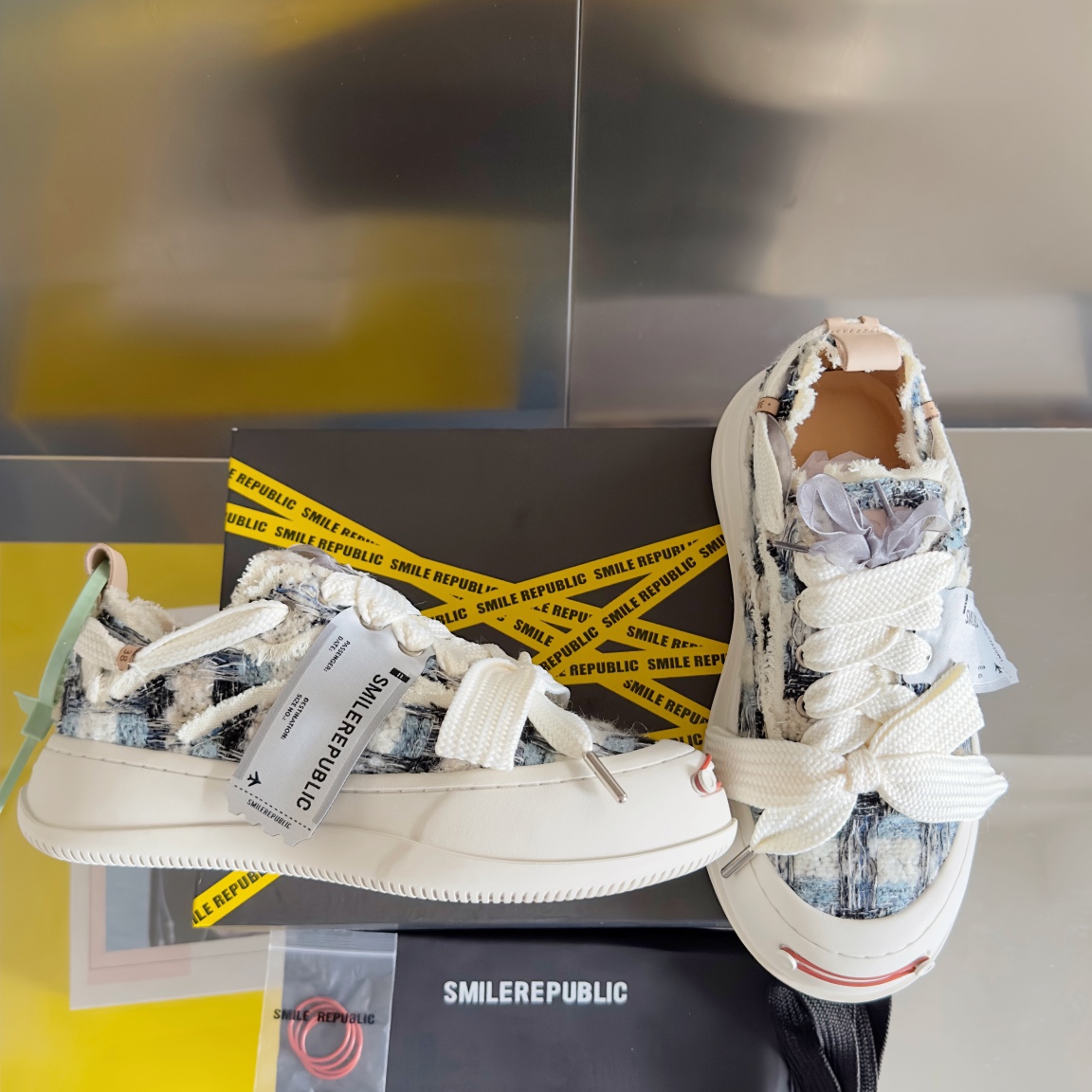 “SmileRepublic Canvas Shoes: Original Design, High Quality, Popular Brand, Various Sizes” - 图片 2