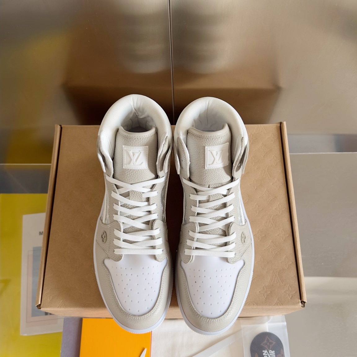 Limited Edition LV x Nike Air Jordan 1: Luxury Collaboration Sneakers in Zirconium - 图片 7