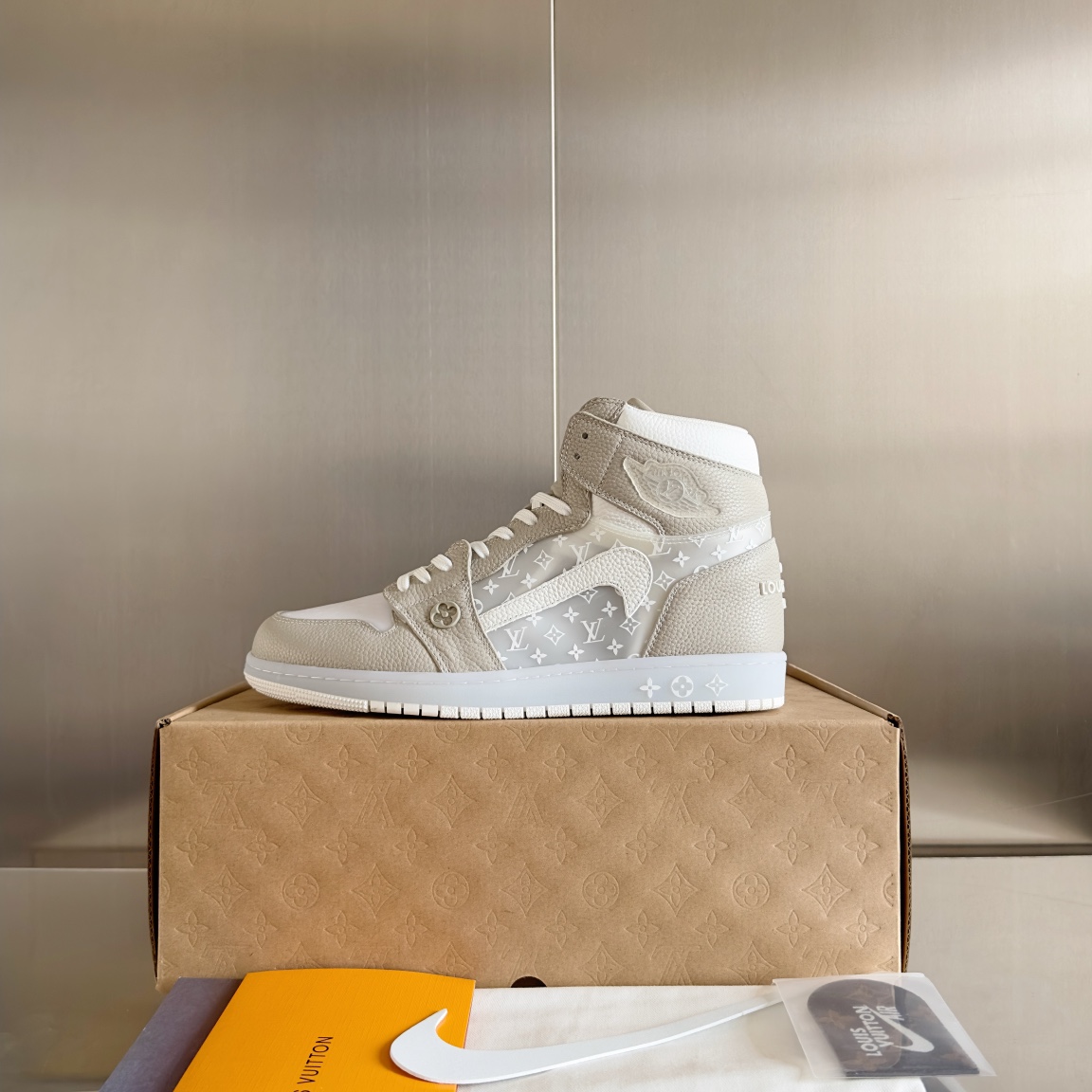 Limited Edition LV x Nike Air Jordan 1: Luxury Collaboration Sneakers in Zirconium - 图片 5