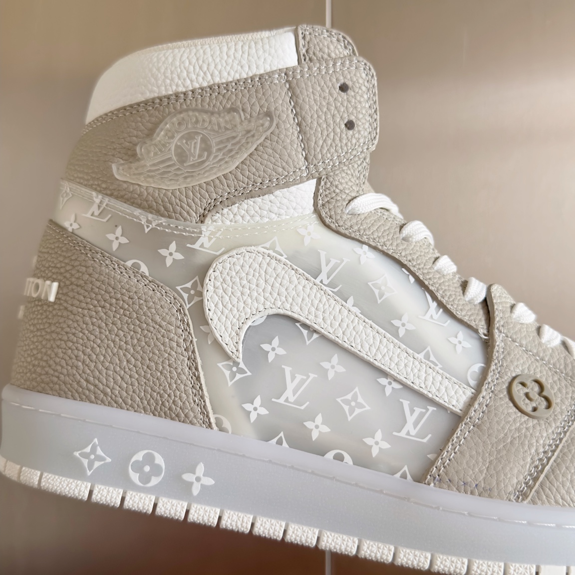 Limited Edition LV x Nike Air Jordan 1: Luxury Collaboration Sneakers in Zirconium - 图片 8