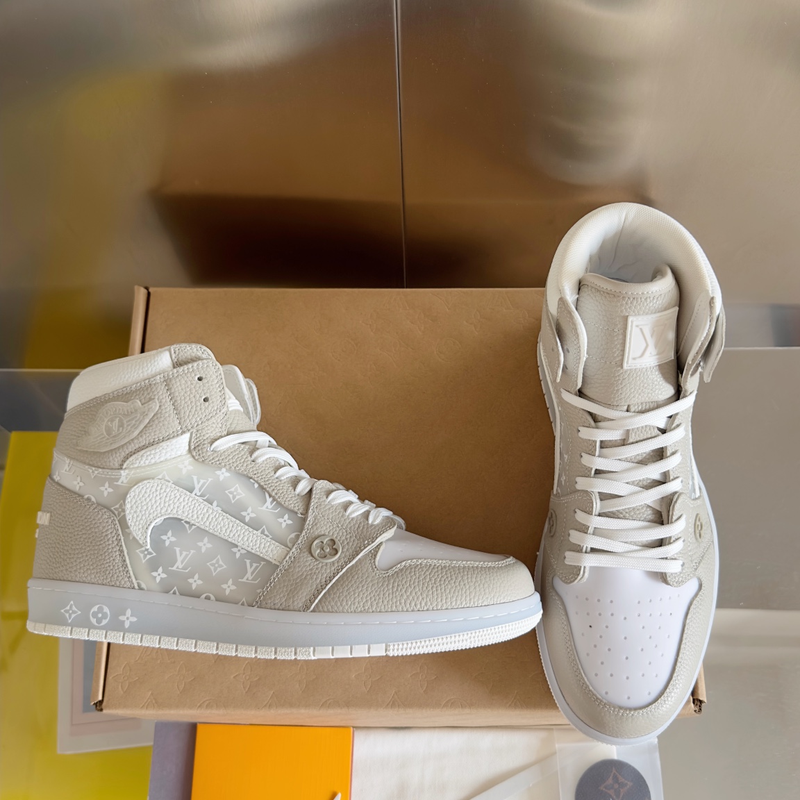 Limited Edition LV x Nike Air Jordan 1: Luxury Collaboration Sneakers in Zirconium - 图片 2