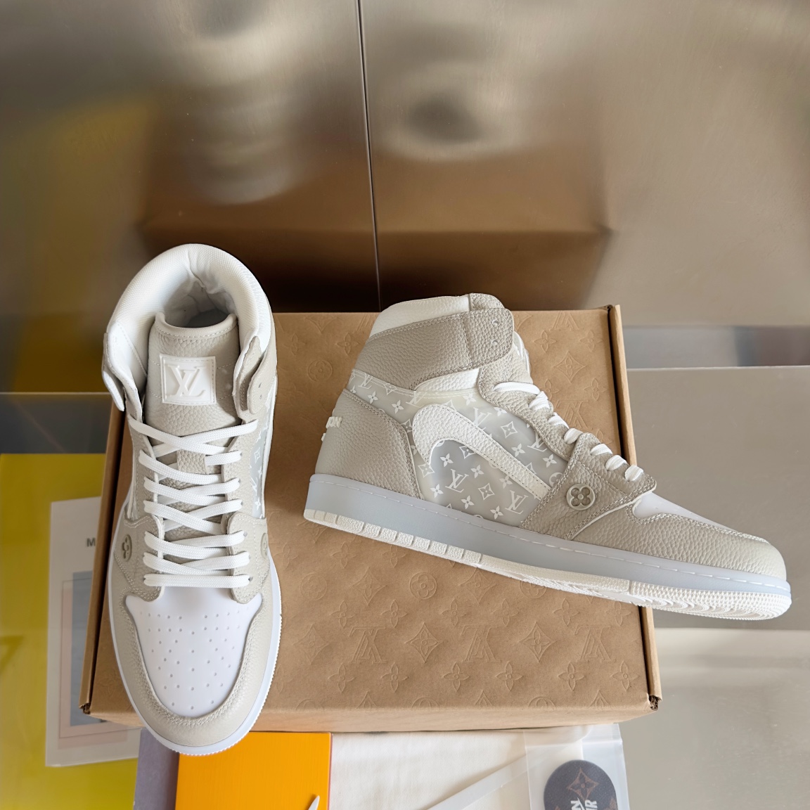 Limited Edition LV x Nike Air Jordan 1: Luxury Collaboration Sneakers in Zirconium - 图片 3
