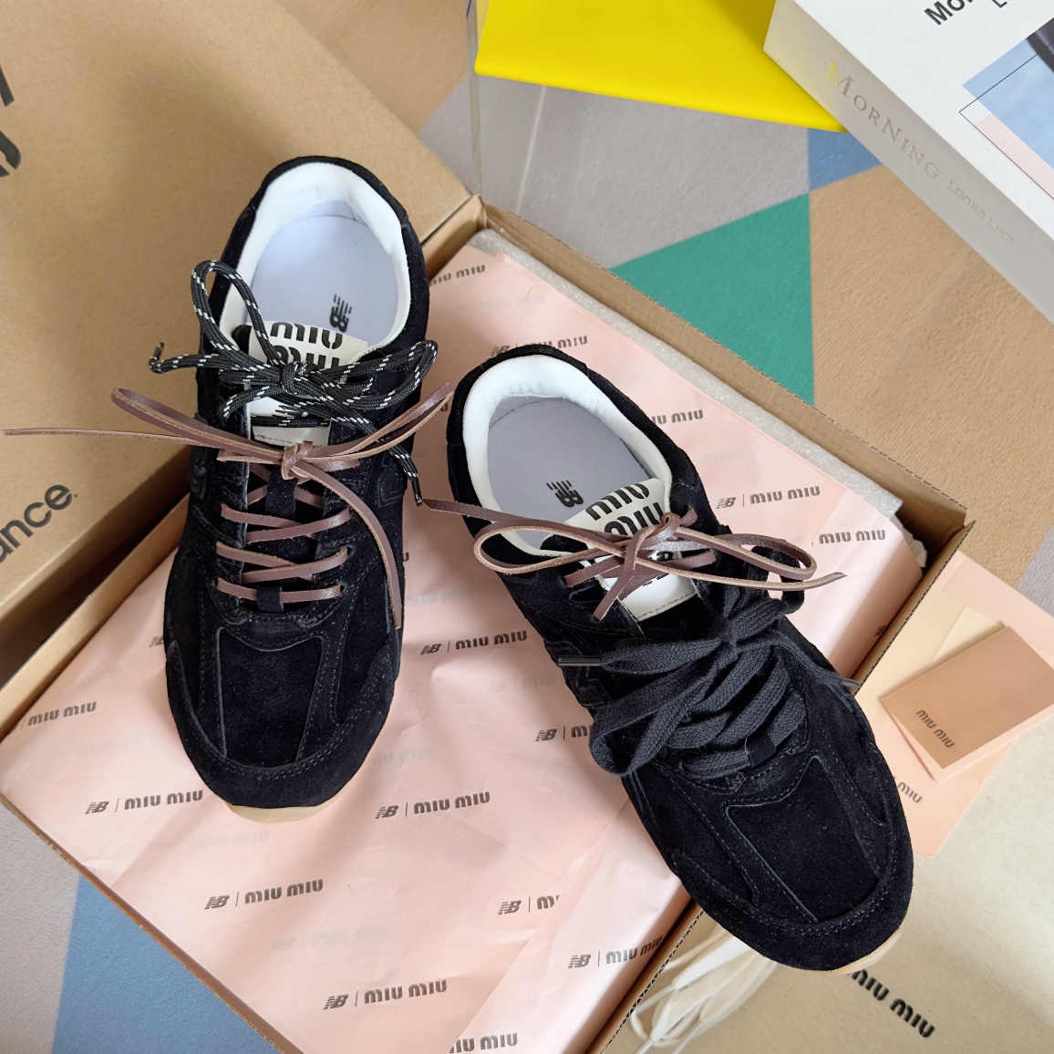 顶级版本：缪缪MiuMiu x New Balance NBwedyse 情侣款 休闲 运动鞋 阿甘鞋 德训鞋原版购入开发 做货 Miu Miu x New Balance 经典NBwedyse运动鞋中汲取灵感，推出了自己的迭代版本wedyseSL。该运动鞋采用解构和轻盈的设计，有棕色和米色配色，带点彷旧日的布料包覆着 New Balance wedyse的轮廓，刻意磨损、不均匀的皮革色调，让波鞋多了不同的个性。这款联名鞋款配有双鞋带设计，包括白色、橙色、棕色和黄色鞋带，营造出随性系起的