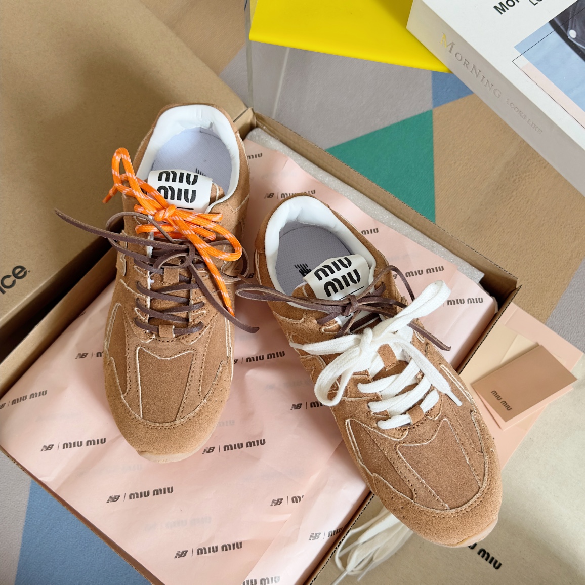 顶级版本：缪缪MiuMiu x New Balance NBwedyse 情侣款 休闲 运动鞋 阿甘鞋 德训鞋原版购入开发 做货 Miu Miu x New Balance 经典NBwedyse运动鞋中汲取灵感，推出了自己的迭代版本wedyseSL。该运动鞋采用解构和轻盈的设计，有棕色和米色配色，带点彷旧日的布料包覆着 New Balance wedyse的轮廓，刻意磨损、不均匀的皮革色调，让波鞋多了不同的个性。这款联名鞋款配有双鞋带设计，包括白色、橙色、棕色和黄色鞋带，营造出随性系起的