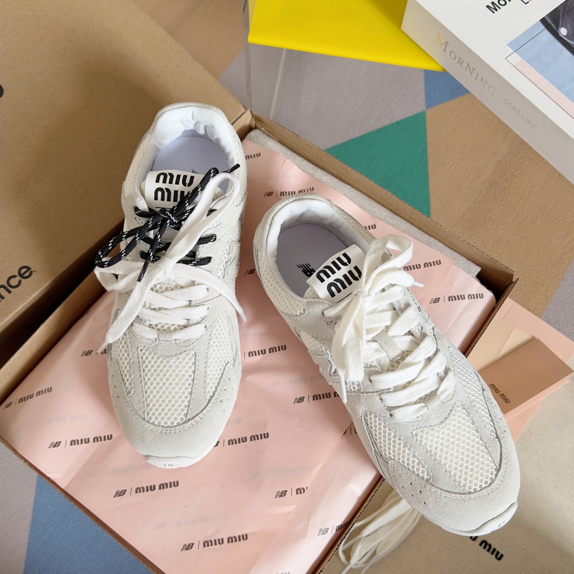 顶级版本：缪缪MiuMiu x New Balance NBwedyse 情侣款 休闲 运动鞋 阿甘鞋 德训鞋原版购入开发 做货 Miu Miu x New Balance 经典NBwedyse运动鞋中汲取灵感，推出了自己的迭代版本wedyseSL。该运动鞋采用解构和轻盈的设计，有棕色和米色配色，带点彷旧日的布料包覆着 New Balance wedyse的轮廓，刻意磨损、不均匀的皮革色调，让波鞋多了不同的个性。这款联名鞋款配有双鞋带设计，包括白色、橙色、棕色和黄色鞋带，营造出随性系起的