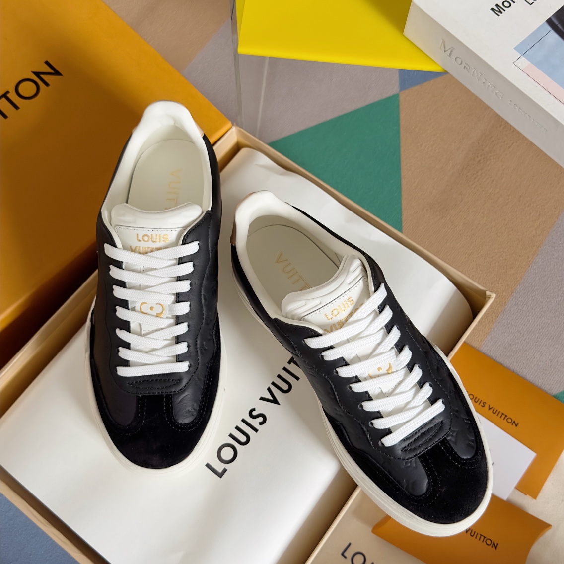 顶级版本：LV 路易威登L家驴牌GROOVY PLATFORM 系列 龙年限定 休闲 运动鞋 小白鞋原版购入开发 做货 本款 LV Groovy platform 运动鞋为牛皮革局部压印 Monogram 图案，并拼接七十年代鞋面与大号橡胶外底。鞋带装饰和外底绽放 Monogram 花卉，别致路易威登标识栖身鞋舌配送专柜精美包装▪️面料: 原版定制进口头层牛皮▪️内里: 原版定制透气网里 羊皮▪️大底: 原版开模TPU材质▪️底厚: 4CM▪️Si