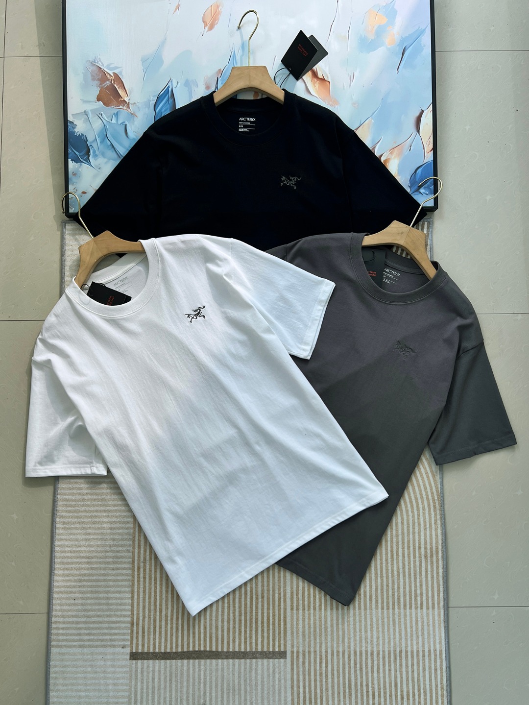 ARC“TERYX始祖鸟CAPTIVE ARC'WORD SS轻量男子纯棉短袖T恤 颜色:黑色,白色,灰色 官W1000+! 外单工厂精细加工,宽松版型专为夏天设计 品名:始祖鸟男款三色T恤 材质手感特别舒服柔软 穿着更舒适 运动更自由 品质一流,上档次 本款T恤是户外运动与日常生活的完美结合,260g精梳棉高科技面料,造就了设计精巧功能多样的都市产品. 本品迎合大众的审美追求,非常的百搭,适合各种场合搭配! 精巧又大气!柔软耐穿幺