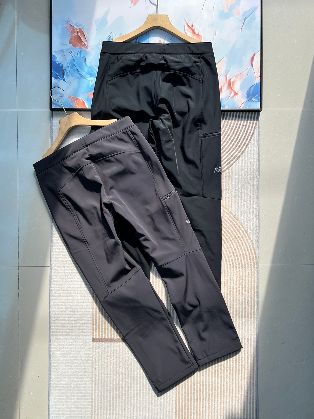 💰255
ARC'TERYX始祖鸟秋冬季防风防雨登山徏步加绒立裁卡扣直筒冲锋登山冲锋裤
颜色：黑色 ，灰色
尺码：M，L，XL，2XL，3XL
秋冬季防风防雨登山徏步加绒立裁卡扣直筒冲锋登山冲锋裤。
男士加绒软壳冲锋裤 休闲裤
可商务可休闲 内里复合加绒更保暖，秋冬宽松保暖运动休闲加绒冲锋裤腰头做了皮带扣加松紧设计，
原版定制松紧腰线，侧边口袋，方便易收纳
这款裤子宽松版型 持久耐穿不易变形 
上身御寒保暖 不显臃肿 
这款裤子功能性面料性能优越。
这款加绒裤即使在北方也足以抵御寒冷
保暖透气。持久耐穿。
更好的休闲裤：款式简约，兼具技术性能，给您带来经典的舒适性以及恰到好处的保暖性
不管是休闲还是在重要场合，都适合您穿着。
国际品牌的设计就是处处都是细节啊！
面料独家定制的进口AB面一体澳离子面料 
超级细腻柔软 非常舒适细腻保暖舒适非独家配色独家面料 
立体裁剪 ，修身收口版型上身效果极佳 ，超级完美的一款软壳神裤 ，过冬一条就够 ，适合各种身材轻松驾驭 ～