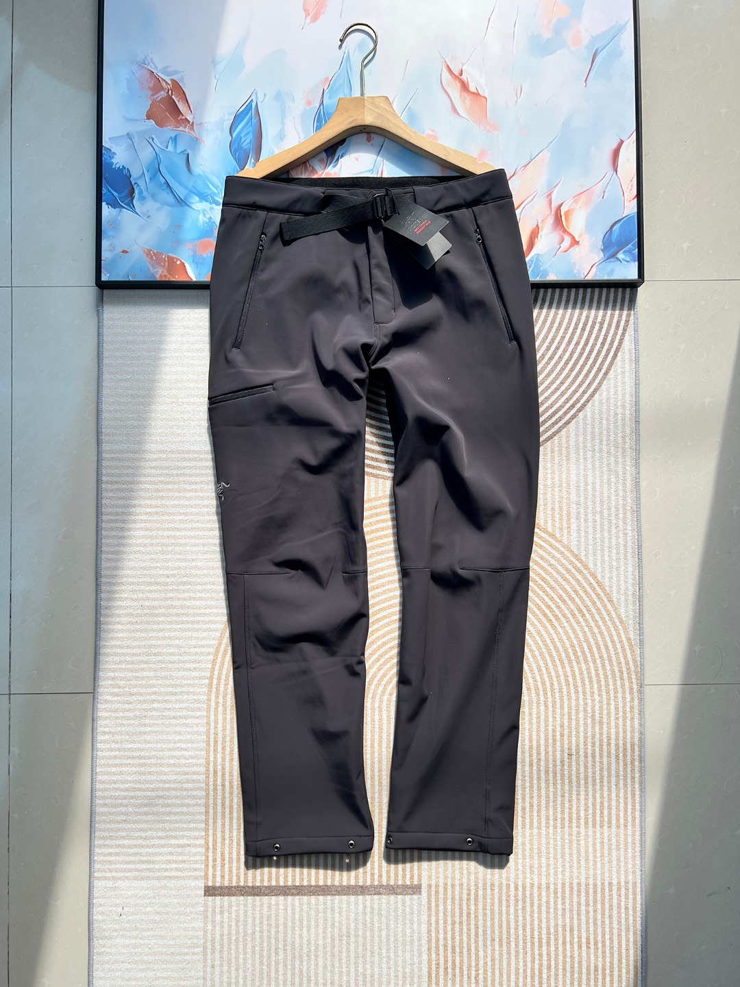 💰255
ARC'TERYX始祖鸟秋冬季防风防雨登山徏步加绒立裁卡扣直筒冲锋登山冲锋裤
颜色：黑色 ，灰色
尺码：M，L，XL，2XL，3XL
秋冬季防风防雨登山徏步加绒立裁卡扣直筒冲锋登山冲锋裤。
男士加绒软壳冲锋裤 休闲裤
可商务可休闲 内里复合加绒更保暖，秋冬宽松保暖运动休闲加绒冲锋裤腰头做了皮带扣加松紧设计，
原版定制松紧腰线，侧边口袋，方便易收纳
这款裤子宽松版型 持久耐穿不易变形 
上身御寒保暖 不显臃肿 
这款裤子功能性面料性能优越。
这款加绒裤即使在北方也足以抵御寒冷
保暖透气。持久耐穿。
更好的休闲裤：款式简约，兼具技术性能，给您带来经典的舒适性以及恰到好处的保暖性
不管是休闲还是在重要场合，都适合您穿着。
国际品牌的设计就是处处都是细节啊！
面料独家定制的进口AB面一体澳离子面料 
超级细腻柔软 非常舒适细腻保暖舒适非独家配色独家面料 
立体裁剪 ，修身收口版型上身效果极佳 ，超级完美的一款软壳神裤 ，过冬一条就够 ，适合各种身材轻松驾驭 ～