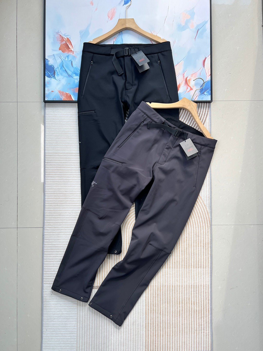 💰255
ARC'TERYX始祖鸟秋冬季防风防雨登山徏步加绒立裁卡扣直筒冲锋登山冲锋裤
颜色：黑色 ，灰色
尺码：M，L，XL，2XL，3XL
秋冬季防风防雨登山徏步加绒立裁卡扣直筒冲锋登山冲锋裤。
男士加绒软壳冲锋裤 休闲裤
可商务可休闲 内里复合加绒更保暖，秋冬宽松保暖运动休闲加绒冲锋裤腰头做了皮带扣加松紧设计，
原版定制松紧腰线，侧边口袋，方便易收纳
这款裤子宽松版型 持久耐穿不易变形 
上身御寒保暖 不显臃肿 
这款裤子功能性面料性能优越。
这款加绒裤即使在北方也足以抵御寒冷
保暖透气。持久耐穿。
更好的休闲裤：款式简约，兼具技术性能，给您带来经典的舒适性以及恰到好处的保暖性
不管是休闲还是在重要场合，都适合您穿着。
国际品牌的设计就是处处都是细节啊！
面料独家定制的进口AB面一体澳离子面料 
超级细腻柔软 非常舒适细腻保暖舒适非独家配色独家面料 
立体裁剪 ，修身收口版型上身效果极佳 ，超级完美的一款软壳神裤 ，过冬一条就够 ，适合各种身材轻松驾驭 ～