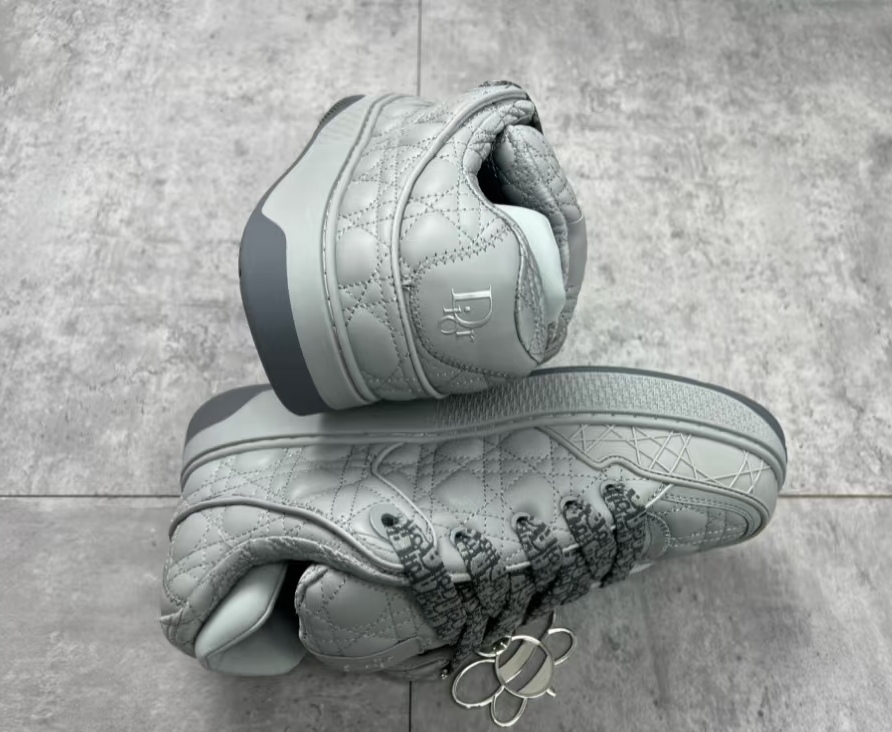 NO:557166,The affordable B9S casual bread shoes use modern lines to highlight fashion style, adding a touch of bold style to men's chic looks. Dynamic yet elegant, they combine light texture and flexibility. They show the brand's exquisite craftsmanship and are designed to pay tribute to running. Full size 39~45,19860909实价B9S休闲面包鞋,以现代线条彰显时尚风范,为男士潇洒造型平添一抹大胆格调.动感十足而不失优雅,将轻盈质感与灵活性能集于一身.尽显品牌精堪工艺,旨在致敬跑步运动.全码39~45,,Men's shoes