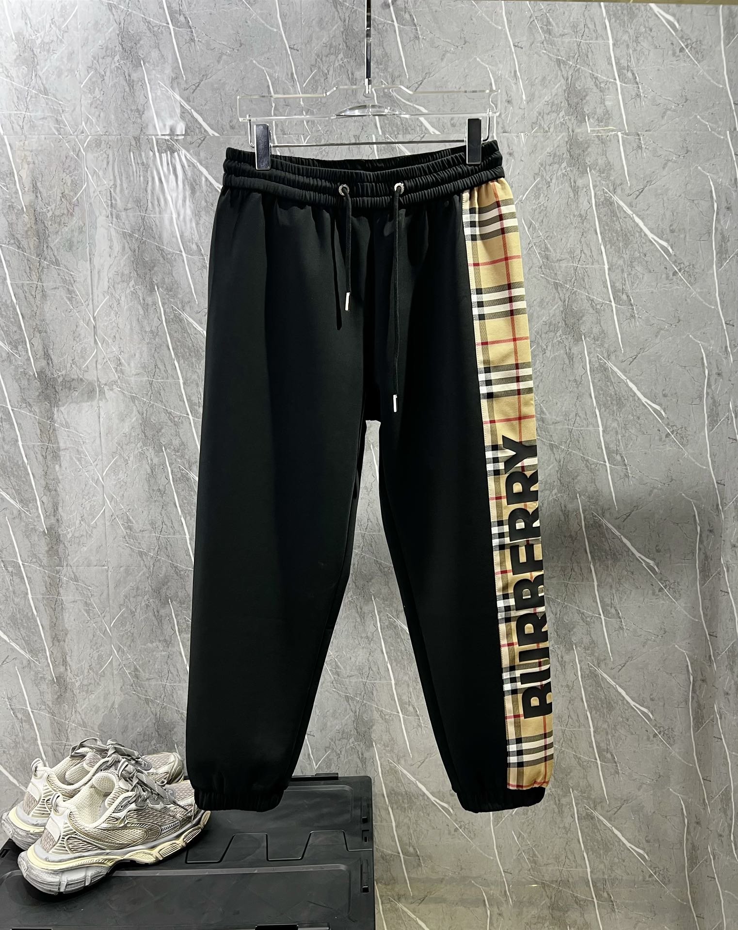 巴家：2024春季新款休闲裤！官网同步发售。品牌经典LOGO休闲裤 ，定制面料，舒适度极好，手触感强烈。辨识度极高，完美品相工艺。 尺码：M-3XL、️zwdqq