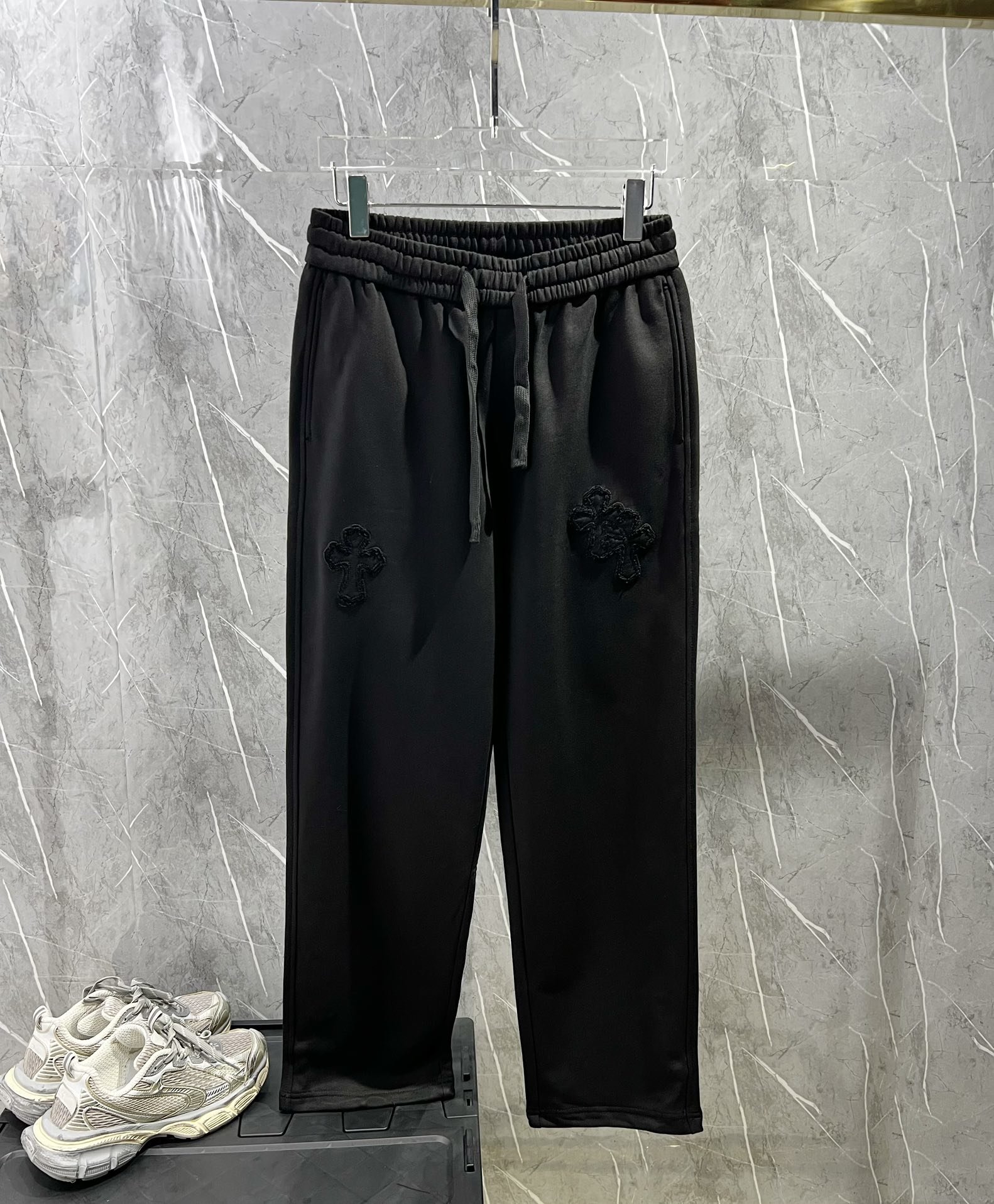 克罗家：2024春季新款休闲裤！官网同步发售。品牌经典LOGO休闲裤 ，定制面料，舒适度极好，手触感强烈。辨识度极高，完美品相工艺。 尺码：M-3XL、️zwdqq