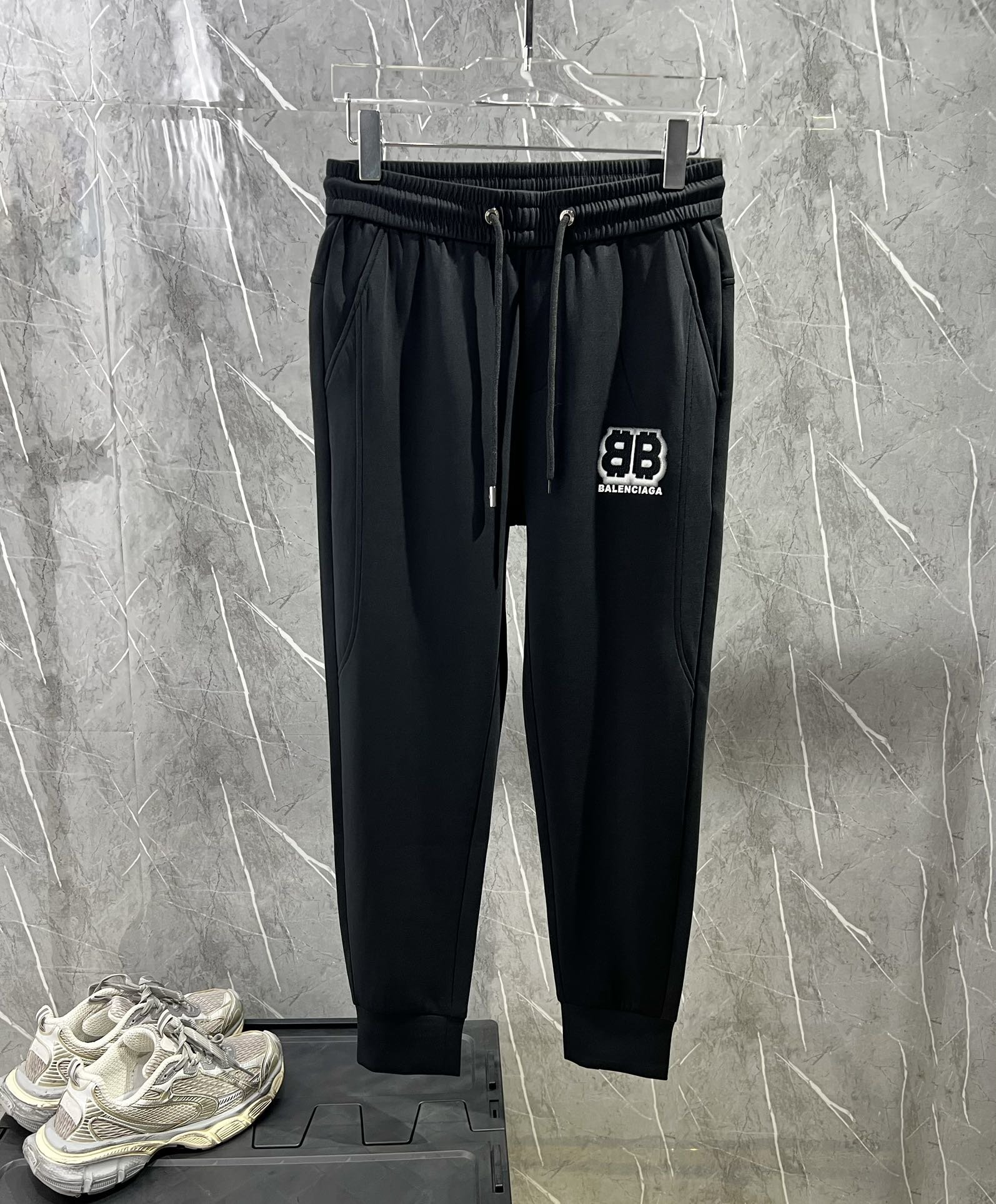 巴黎家：2024春季新款休闲裤！官网同步发售。品牌经典LOGO休闲裤 ，定制面料，舒适度极好，手触感强烈。辨识度极高，完美品相工艺。 尺码：M-3XL、️zwdqq