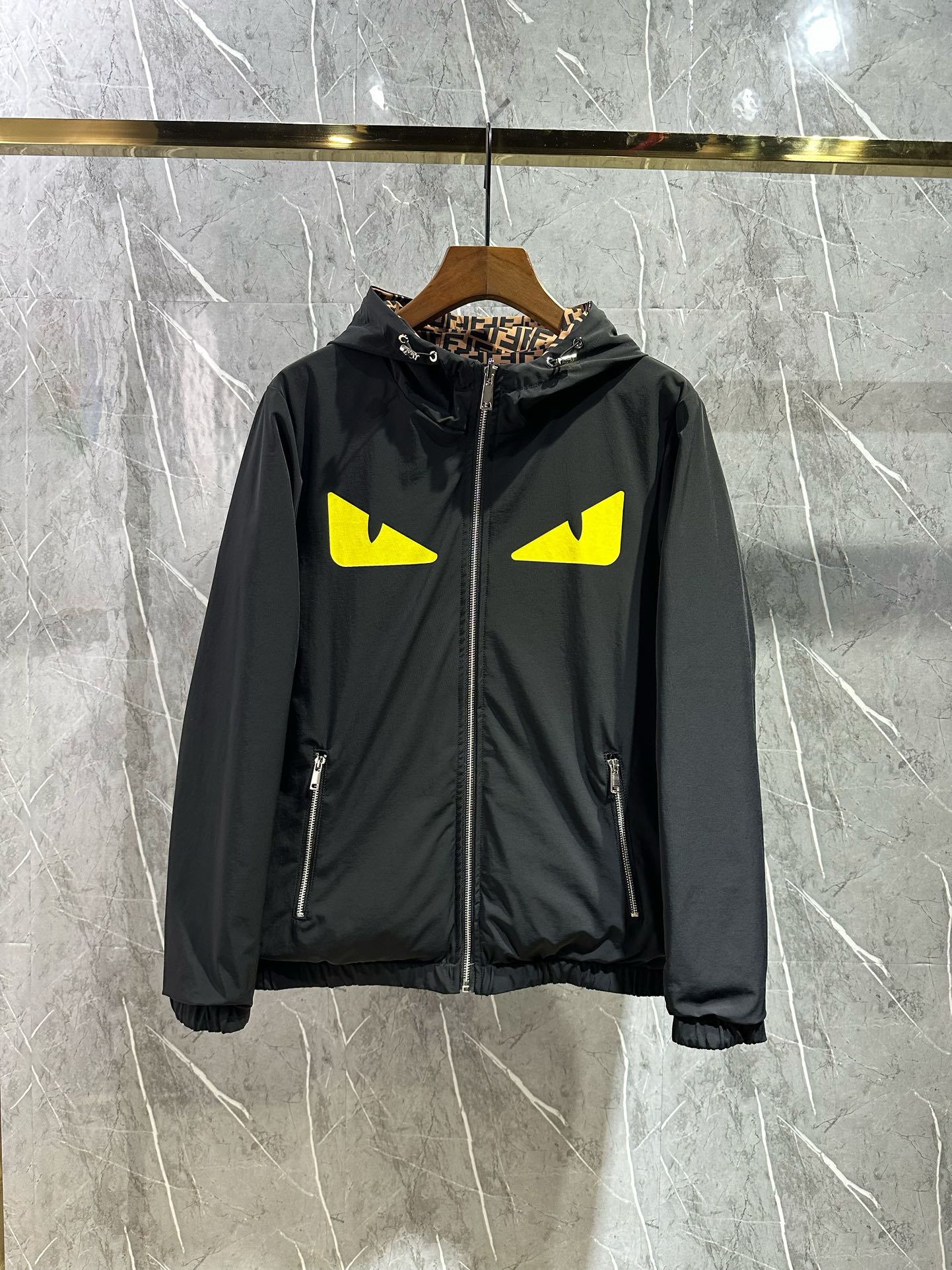 NO:745558,Fendi reversible, 2026 spring new men's jacket, original single, three-label complete high-end version!  Custom-made fabrics at the counter are highly breathable and comfortable, with impeccable details, brand element design concepts, and professional purchase-level reflection of high quality. It feels delicate and soft!  It presents a casual cut and the upper body shape is awesome!  Size M～XXXL,,fendi,jackets & coats,jackets & coats,19860909芬迪 双面穿,2026开春新款男士夹克外套,原单三标齐全高端版本！专柜定制面料 透气舒适度高,细节无可挑剔,品牌元素设计理念,专业代购级体现高品质.手感细腻柔软！呈现休闲裁剪,上身版型超赞！码数M～XXXL,,fendi,jackets & coats,jackets & coats,,Men's clothing