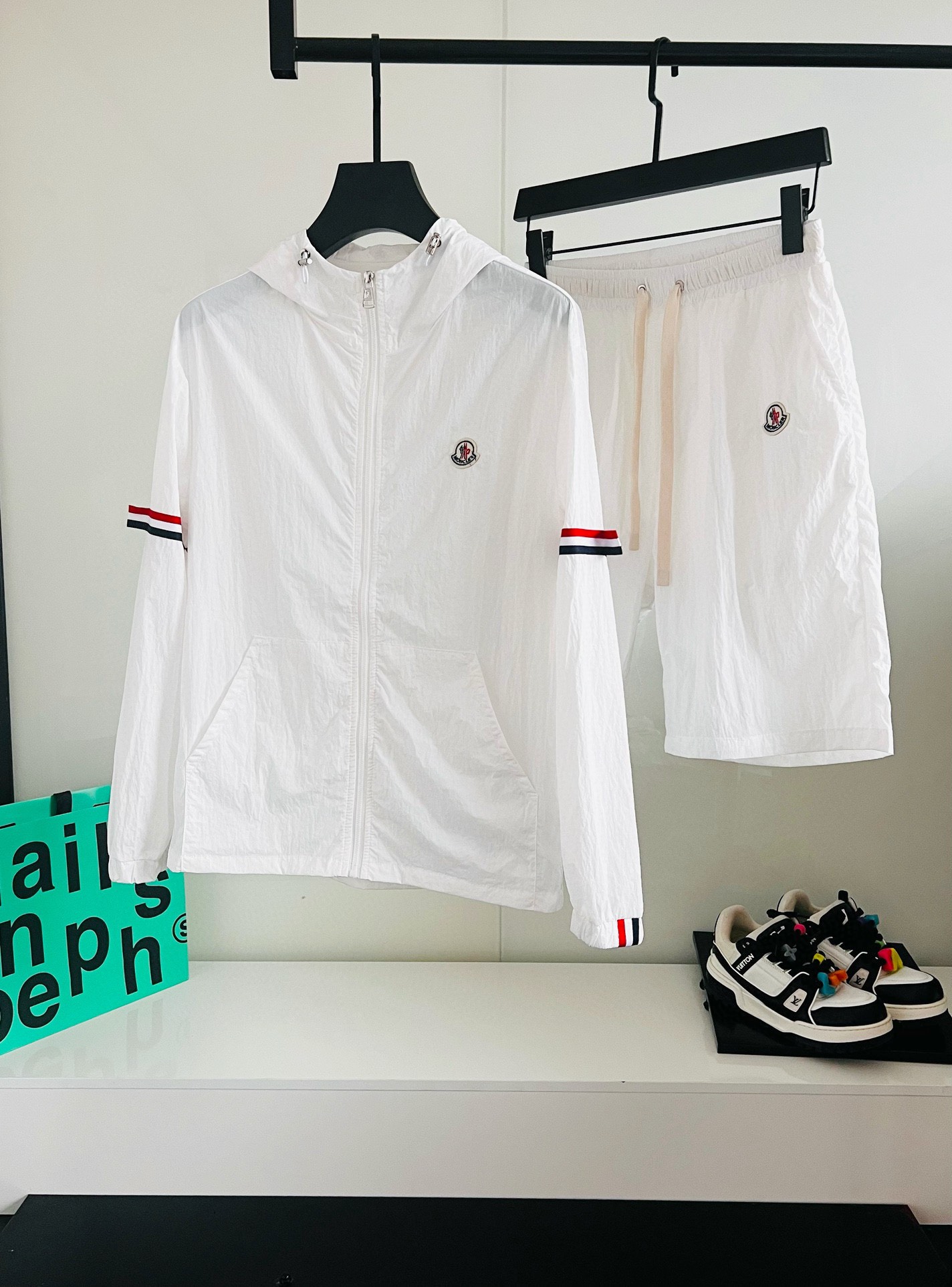 NO:491634,Mengjia 2025 summer sun protection clothing set, made of imported light nylon technology fabric, 3D printed upper body is soft and comfortable, wind, rain and sun protection, and super light!  The style is even more fashionable and stylish, all hardware is supplied by customers, and the zipper is engraved with the counter brand logo, and various details highlight the quality!  It can be worn as a jacket in spring and autumn, and it is usually very nice to use it to make a concave look!  Making air-conditioned sunscreen clothes in summer is practical and versatile. Number of codes M~XXXL,,jackets & coats,alexander wang19860909蒙家 2025夏季防晒衣套装,采用进口轻尼龙科技面料制作,3D印花上身柔软舒适,防风防雨防晒,并且超级轻盈！款式更是时尚有型,五金全部客供,拉链刻有专柜品牌logo ,各种细节凸显品质！春秋可作为外套穿搭,平时用以凹造型都非常nice！夏季做空调防晒衣,实用又百搭. 码数M～XXXL,,jackets & coats,alexander wang,Men's clothing