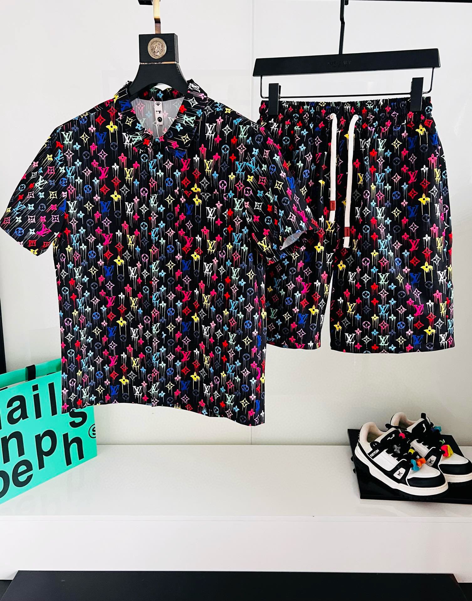 NO:491641,Donkey 2025 summer sun protection clothing set, made of imported light nylon technology fabric, 3D printed upper body is soft and comfortable, wind, rain and sun protection, and super light!  The style is even more fashionable and stylish, all hardware is supplied by customers, and the zipper is engraved with the counter brand logo, and various details highlight the quality!  It can be worn as a jacket in spring and autumn, and it is usually very nice to use it to make a concave look!  Making air-conditioned sunscreen clothes in summer is practical and versatile. Number of codes M~XXXL,,louis vuitton,louis vuitton,jackets & coats,alexander wang19860909驴家 2025夏季防晒衣套装,采用进口轻尼龙科技面料制作,3D印花上身柔软舒适,防风防雨防晒,并且超级轻盈！款式更是时尚有型,五金全部客供,拉链刻有专柜品牌logo ,各种细节凸显品质！春秋可作为外套穿搭,平时用以凹造型都非常nice！夏季做空调防晒衣,实用又百搭. 码数M～XXXL,,louis vuitton,louis vuitton,jackets & coats,alexander wang,Men's clothing