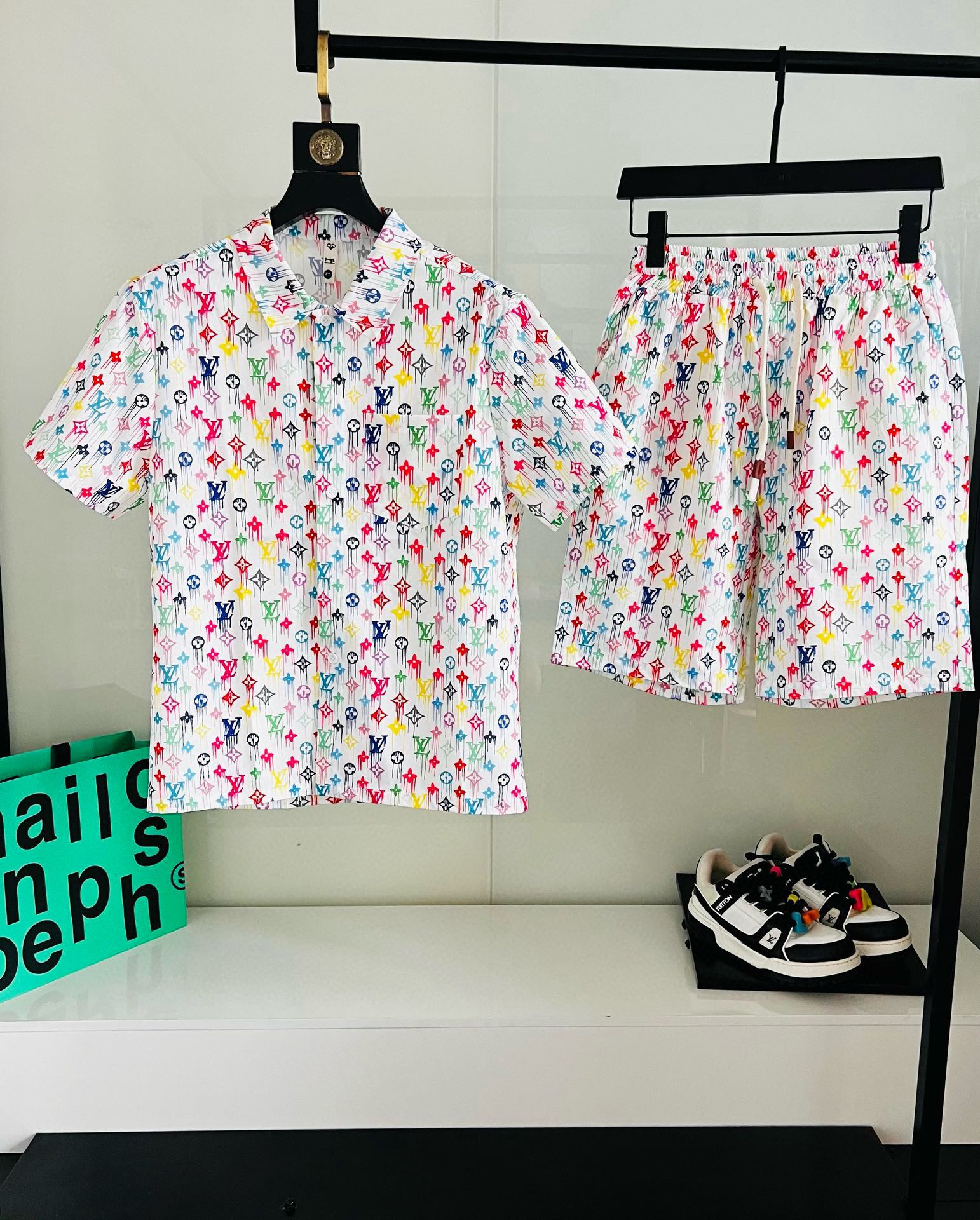 NO:775075,Lujia 2026 Summer Sun Protection Clothing Set is made of imported light nylon technical fabrics. The 3D printed upper body is soft and comfortable, windproof, rainproof and sunproof, and it is super lightweight!  The style is even more fashionable and stylish, all hardware is supplied by customers, the zippers are engraved with the counter brand logo, and various details highlight the quality!  It can be worn as a jacket in spring and autumn, and it is very nice to use in concave shapes!  Air-conditioned sun protection clothing in summer, practical and versatile. Sizes M～XXXL,,louis vuitton,louis vuitton,jackets & coats,19860909驴家 2026夏季防晒衣套装,采用进口轻尼龙科技面料制作,3D印花上身柔软舒适,防风防雨防晒,并且超级轻盈！款式更是时尚有型,五金全部客供,拉链刻有专柜品牌logo ,各种细节凸显品质！春秋可作为外套穿搭,平时用以凹造型都非常nice！夏季做空调防晒衣,实用又百搭. 码数M～XXXL,,louis vuitton,louis vuitton,jackets & coats,,Men's clothing