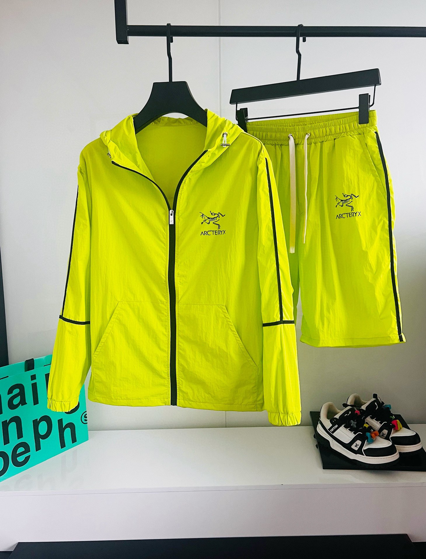 NO:775094,Arc'teryx 2026 Summer Sun Protection Clothing Set is made of imported light nylon technical fabrics, with a 3D printed upper body that is soft and comfortable, windproof, rainproof and sunproof, and super lightweight!  The style is even more fashionable and stylish, all hardware is supplied by customers, the zippers are engraved with the counter brand logo, and various details highlight the quality!  It can be worn as a jacket in spring and autumn, and it is very nice to use in concave shapes!  Air-conditioned sun protection clothing in summer, practical and versatile. Size M～XXXL,,jil sanderarc'teryx,jackets & coats,19860909始祖鸟家 2026夏季防晒衣套装,采用进口轻尼龙科技面料制作,3D印花上身柔软舒适,防风防雨防晒,并且超级轻盈！款式更是时尚有型,五金全部客供,拉链刻有专柜品牌logo ,各种细节凸显品质！春秋可作为外套穿搭,平时用以凹造型都非常nice！夏季做空调防晒衣,实用又百搭. 码数M～XXXL,,jil sanderarc'teryx,jackets & coats,,Men's clothing