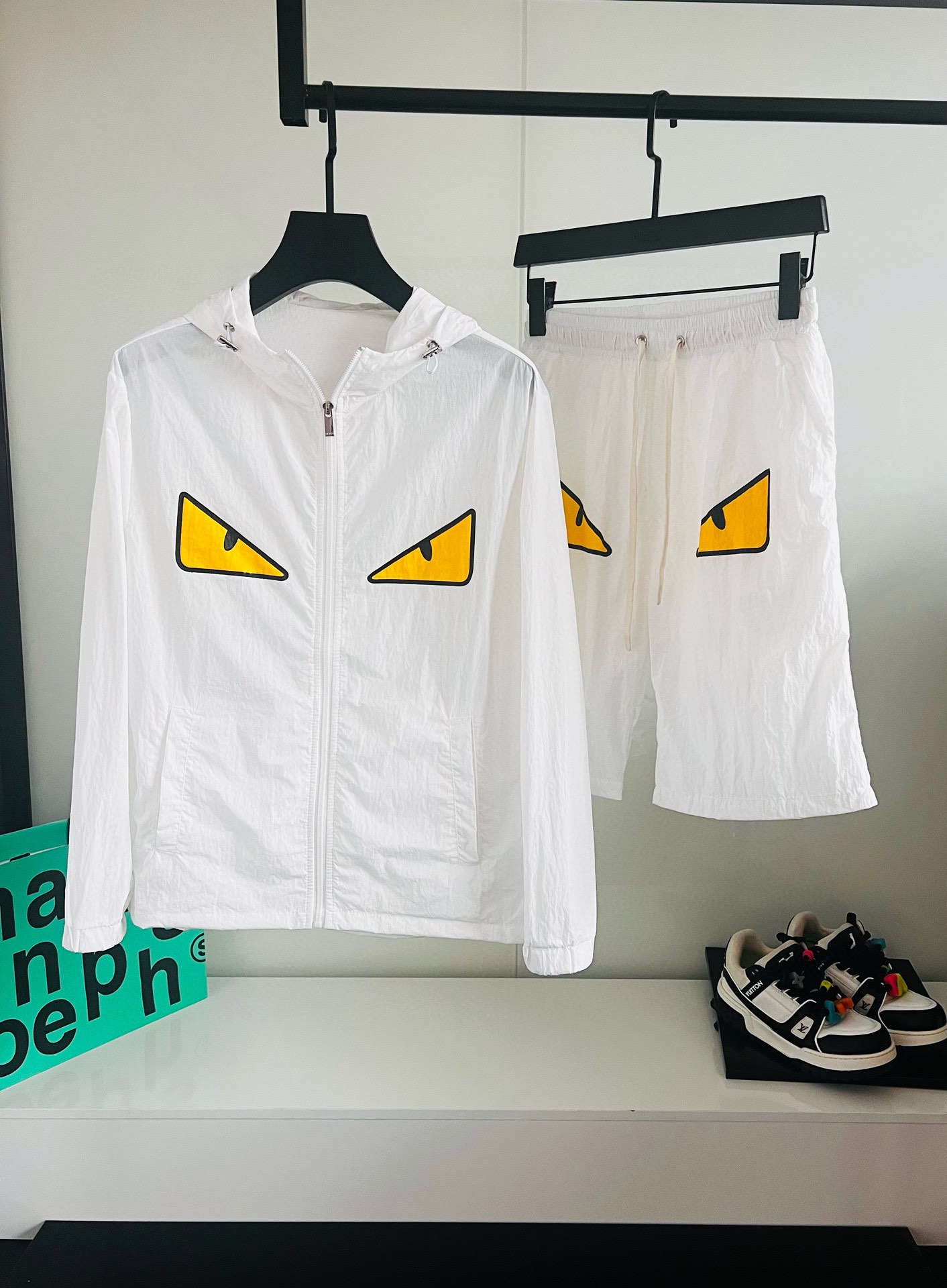 NO:775099,Fenjia 2026 summer sun protection clothing set is made of imported light nylon technical fabrics. The 3D printed upper body is soft and comfortable, windproof, rainproof and sunproof, and super lightweight!  The style is even more fashionable and stylish, all hardware is supplied by customers, the zippers are engraved with the counter brand logo, and various details highlight the quality!  It can be worn as a jacket in spring and autumn, and it is very nice to use in concave shapes!  Air-conditioned sun protection clothing in summer, practical and versatile. Sizes M～XXXL, fendi, jackets & coats,19860909芬家 2026夏季防晒衣套装,采用进口轻尼龙科技面料制作,3D印花上身柔软舒适,防风防雨防晒,并且超级轻盈！款式更是时尚有型,五金全部客供,拉链刻有专柜品牌logo ,各种细节凸显品质！春秋可作为外套穿搭,平时用以凹造型都非常nice！夏季做空调防晒衣,实用又百搭. 码数M～XXXL,,fendi,jackets & coats,,Men's clothing