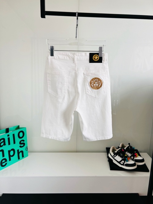 Versace 2025SS White Casual Shorts with Medusa Logo - Comfortable & Stylish 1 Versace 2025SS White Casual Shorts with Medusa Logo - Comfortable & Stylish