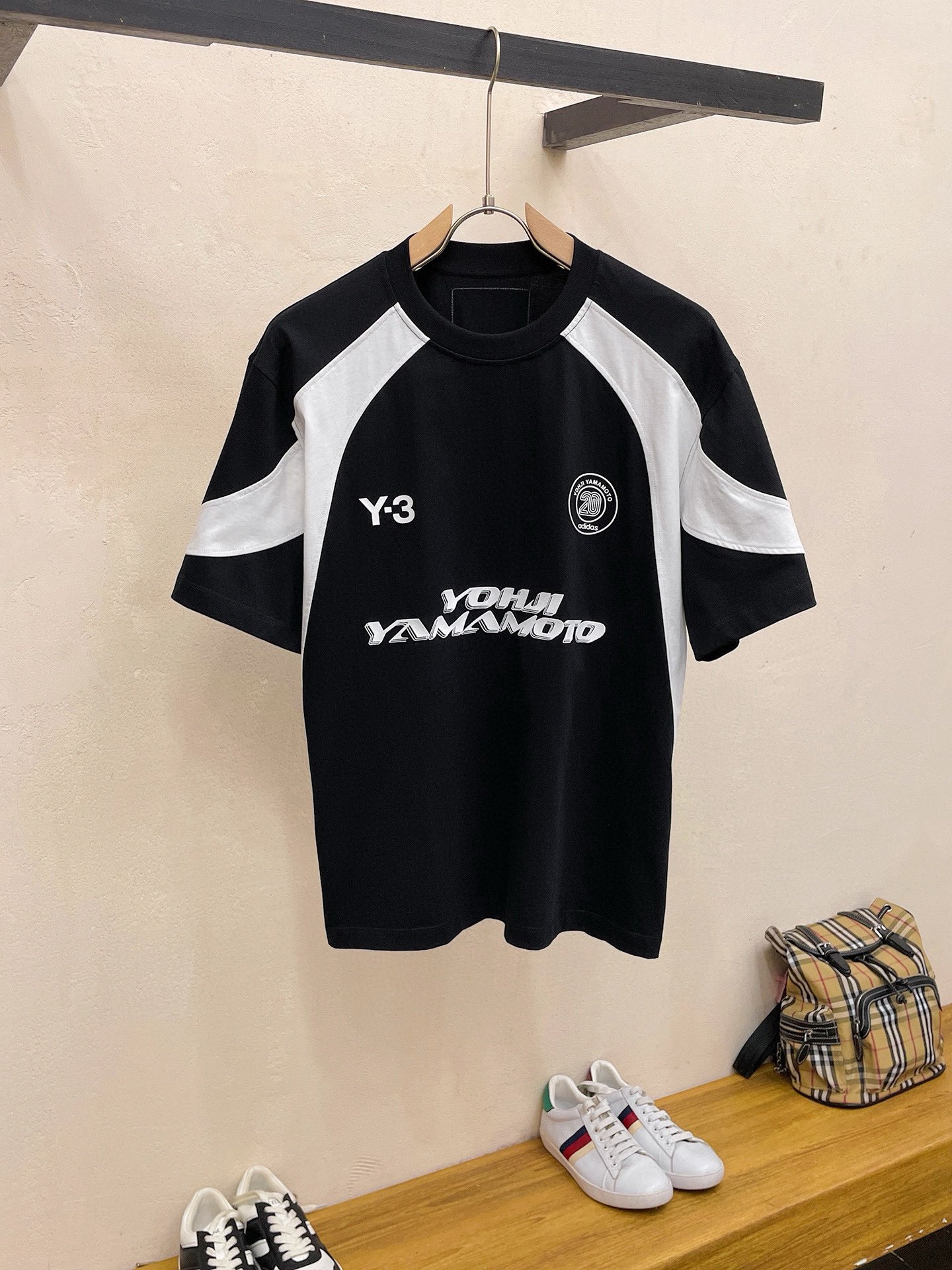 Pzwdqq Y-3 微阔型 M-XXXL （男女同款）2024夏季新款 zldbd高克重品质控推荐！圆领短袖T恤  前后标志点缀设计 采用刺绣结合背部本色贴布绣的工艺来呈现 让整体呈现自然时尚潮流感   微阔的剪裁 领口微微的贴合颈部 上身时尚潮流 这款微阔的剪裁 无数次的调整 对亚洲人很友好 不像巴黎家那么宽大 上身感觉又很大牌 针织领口久穿不易变形 面料采用长绒棉  zldbd高克重面料 上身挺括有型 不易拉胯打皱  长绒棉的成分 让整体的染色 更显高档 久穿不易泛旧。