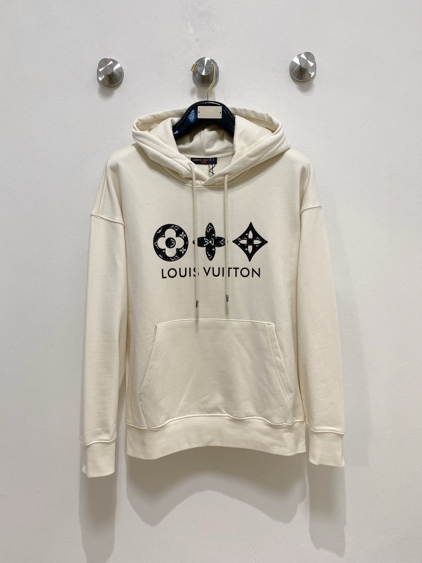 eydjy\nLouisVuitton 路易威登 2024FW秋冬新品\n休闲连帽卫衣，定制定染柔云棉绮空气织，如云朵般轻柔 舒适贴肤 采用进口机绣花凤眼 使用先进的计算机控制系统和精密的机械部件  精度高 线条流畅而细腻。面料都经过浇洗 手感质感更佳 不易变形 不易缩水 不易褪色 保持长久的美观。\n两色 ：米色 黑色\n\n❥∙Size：M-XXL