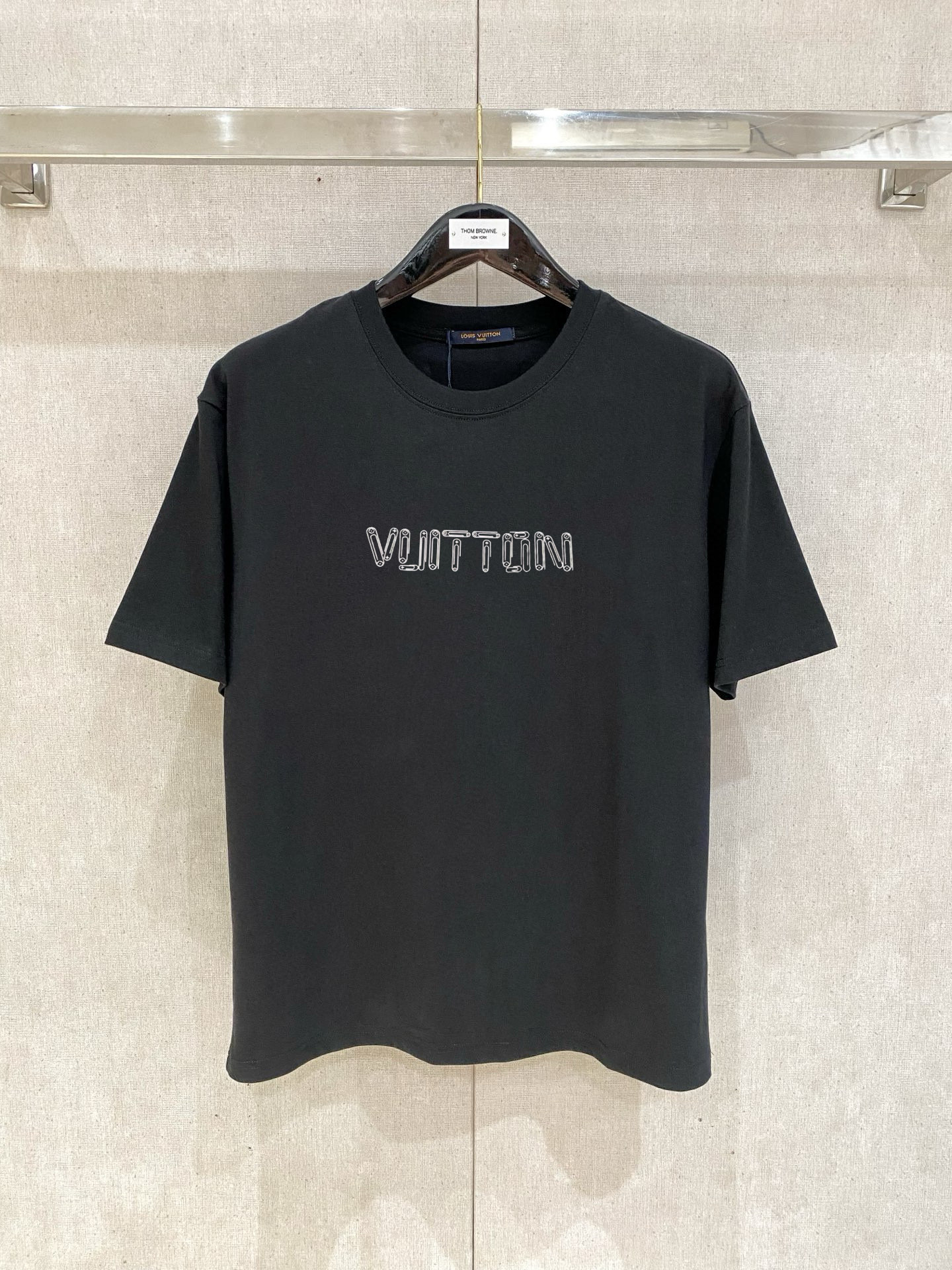 NO:427377,The new 2025 spring and summer new style of the first counter is the latest short-sleeved round-neck T-shirt with high-end customization and avant-garde and fashionable design!  Brand logo emphasizes craftsmanship design, high-end customized fabric, soft feel, comfortable to wear, exquisite counter-level car lines, fine workmanship, and invincible and handsome upper body effect!  A must-have item for handsome men!  Color black white Number M-3XL, louis vuitton,louis vuitton,t-shirt,tees,t-shirt,alexander wang19860909驴家 2025春夏新款首发专柜最新款短袖圆领T恤 高端订制 设计前卫时尚！品牌logo重工艺设计 高端定制面料.手感柔软.穿着舒适.专柜级别精致车线.做工精细.上身效果无敌帅气！型男必备单品！ 颜色黑色 白色 码数M-3XL,,louis vuitton,louis vuitton,T-shirt,tees，t-shirt,alexander wang,Men's clothing