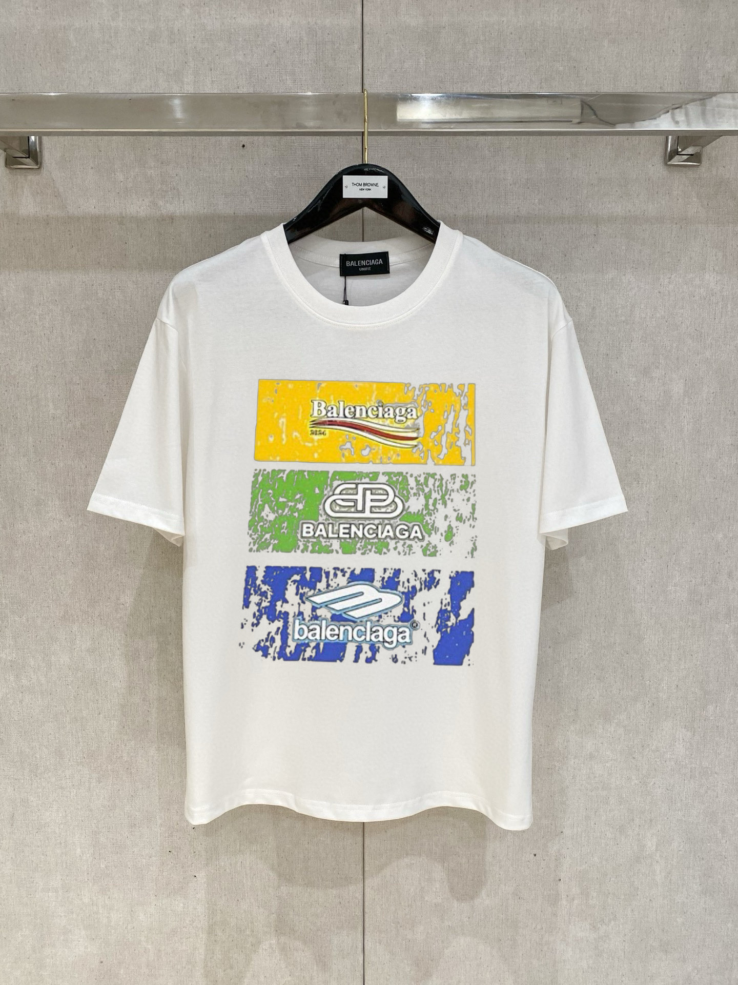 NO:427381,Paris Home 2025 spring and summer new first-time counter latest short-sleeved round-neck T-shirt, high-end customization, avant-garde and fashionable design!  Brand logo emphasizes craftsmanship design, high-end customized fabric, soft feel, comfortable to wear, exquisite counter-level car lines, fine workmanship, and invincible and handsome upper body effect!  A must-have item for handsome men!  Color black white Number M-3XL, balenciaga, T-shirt,tees, t-shirt,alexander wang19860909巴黎家 2025春夏新款首发专柜最新款短袖圆领T恤 高端订制 设计前卫时尚！品牌logo重工艺设计 高端定制面料.手感柔软.穿着舒适.专柜级别精致车线.做工精细.上身效果无敌帅气！型男必备单品！ 颜色黑色 白色 码数M-3XL,,balenciaga,T-shirt,tees，t-shirt,alexander wang,Men's clothing