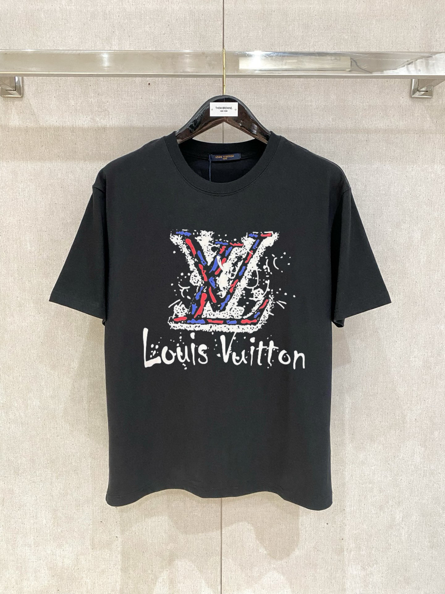 NO:427385,The new 2025 spring and summer new style of the first counter is the latest short-sleeved round-neck T-shirt with high-end customization and avant-garde and fashionable design!  Brand logo emphasizes craftsmanship design, high-end customized fabric, soft feel, comfortable to wear, exquisite counter-level car lines, fine workmanship, and invincible and handsome upper body effect!  A must-have item for handsome men!  Color black white Number M-3XL, louis vuitton,louis vuitton,t-shirt,tees,t-shirt,alexander wang19860909驴家 2025春夏新款首发专柜最新款短袖圆领T恤 高端订制 设计前卫时尚！品牌logo重工艺设计 高端定制面料.手感柔软.穿着舒适.专柜级别精致车线.做工精细.上身效果无敌帅气！型男必备单品！ 颜色黑色 白色 码数M-3XL,,louis vuitton,louis vuitton,T-shirt,tees，t-shirt,alexander wang,Men's clothing