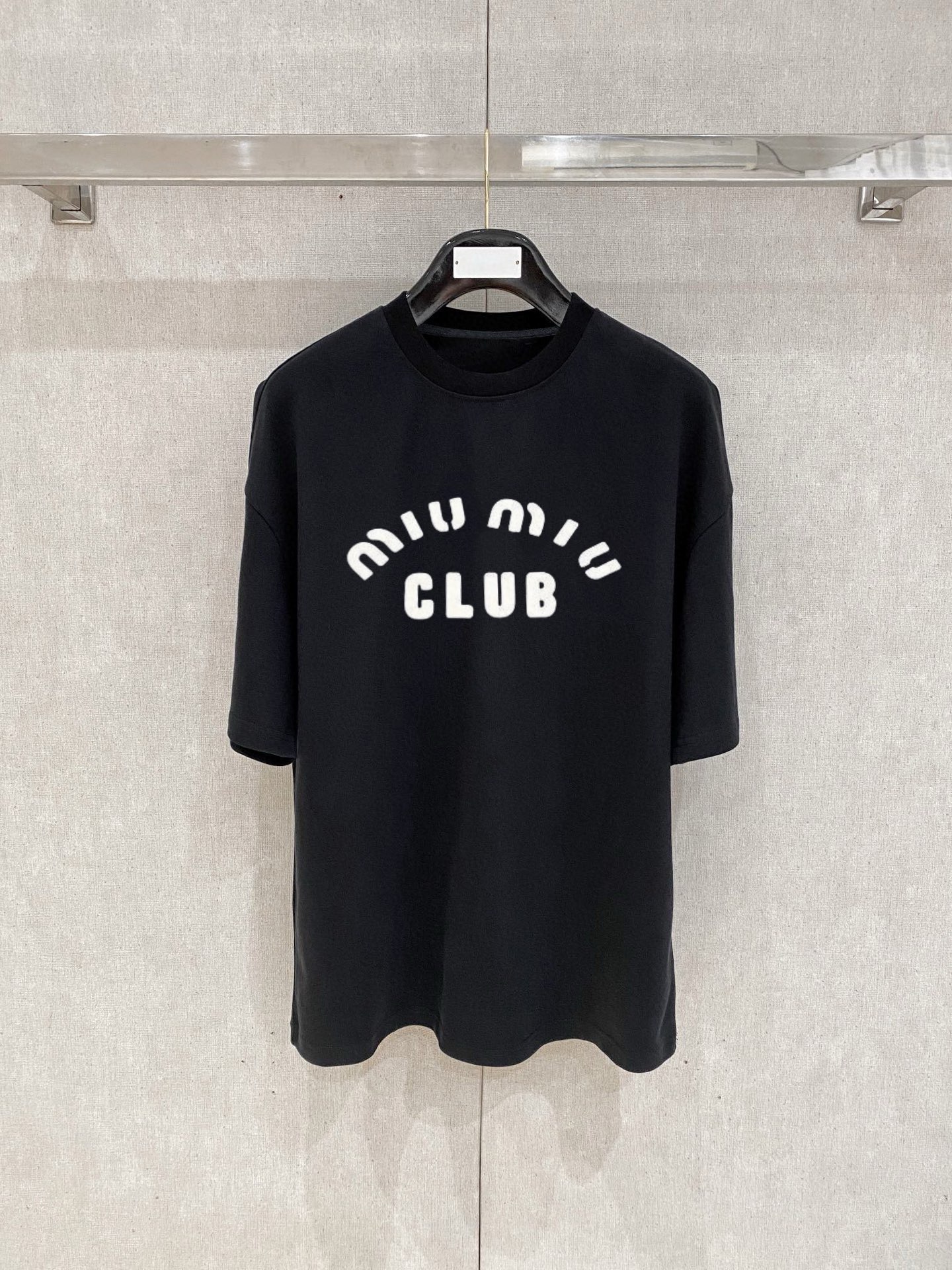 NO:427389,Miujia's new spring and summer new style first-time counter latest short-sleeved round-neck T-shirt, high-end customization, avant-garde and fashionable design!  Brand logo emphasizes craftsmanship design, high-end customized fabric, soft feel, comfortable to wear, exquisite counter-level car lines, fine workmanship, and invincible and handsome upper body effect!  A must-have item for handsome men!  Color black white Number M-3XL, miumiu, T-shirt,tees, t-shirt,alexander wang19860909Miu家 2025春夏新款首发专柜最新款短袖圆领T恤 高端订制 设计前卫时尚！品牌logo重工艺设计 高端定制面料.手感柔软.穿着舒适.专柜级别精致车线.做工精细.上身效果无敌帅气！型男必备单品！ 颜色黑色 白色 码数M-3XL,,miumiu,T-shirt,tees，t-shirt,alexander wang,Men's clothing