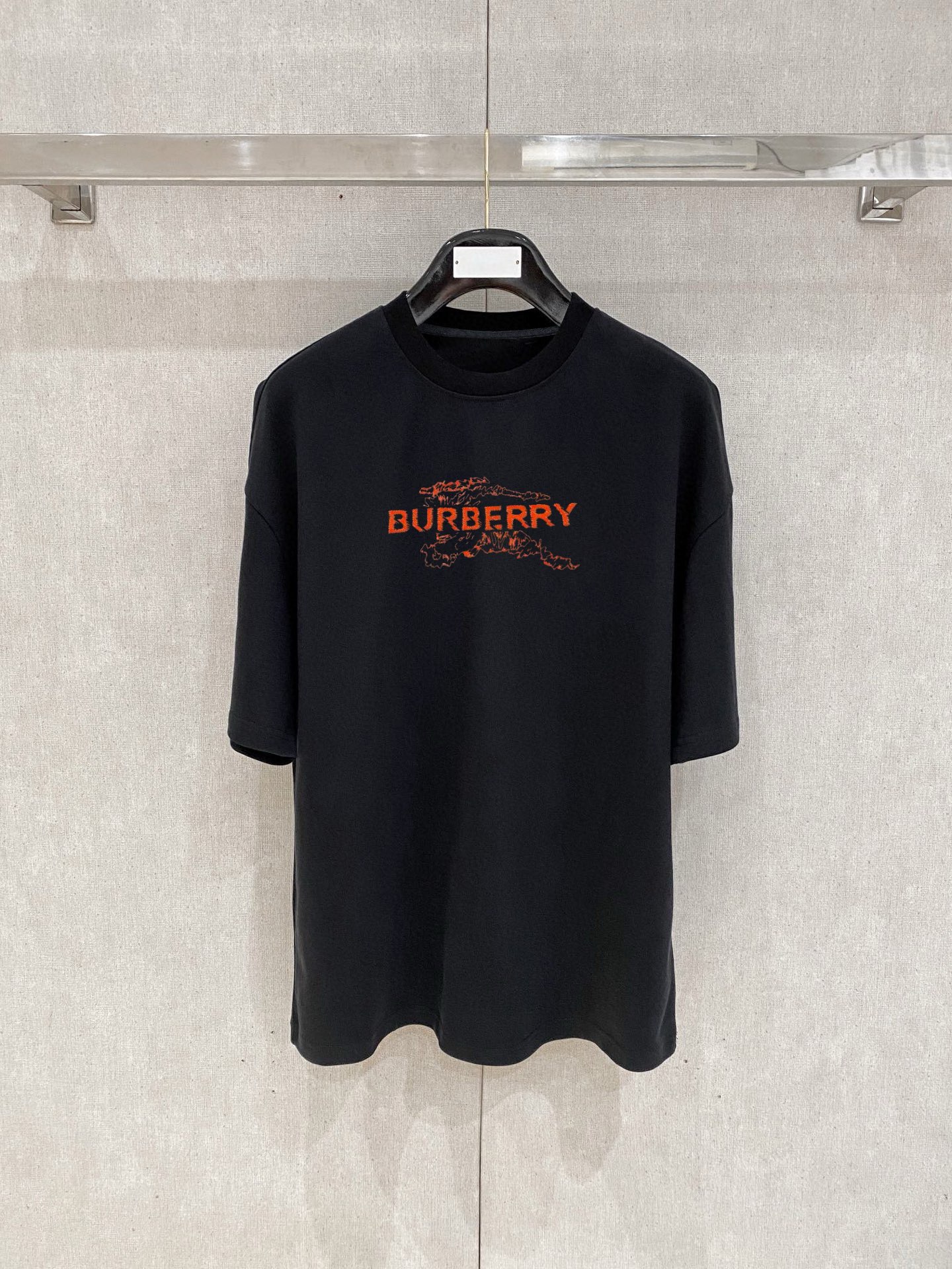 NO:427394,Bajia's new spring and summer new style first-time counter has the latest short-sleeved round-neck T-shirt with high-end customization and avant-garde and fashionable design!  Brand logo emphasizes craftsmanship design, high-end customized fabric, soft feel, comfortable to wear, exquisite counter-level car lines, fine workmanship, and invincible and handsome upper body effect!  A must-have item for handsome men!  Color black white Number M-3XL, burberry, T-shirt,tees, t-shirt,alexander wang19860909巴家 2025春夏新款首发专柜最新款短袖圆领T恤 高端订制 设计前卫时尚！品牌logo重工艺设计 高端定制面料.手感柔软.穿着舒适.专柜级别精致车线.做工精细.上身效果无敌帅气！型男必备单品！ 颜色黑色 白色 码数M-3XL,,burberry,T-shirt,tees，t-shirt,alexander wang,Men's clothing