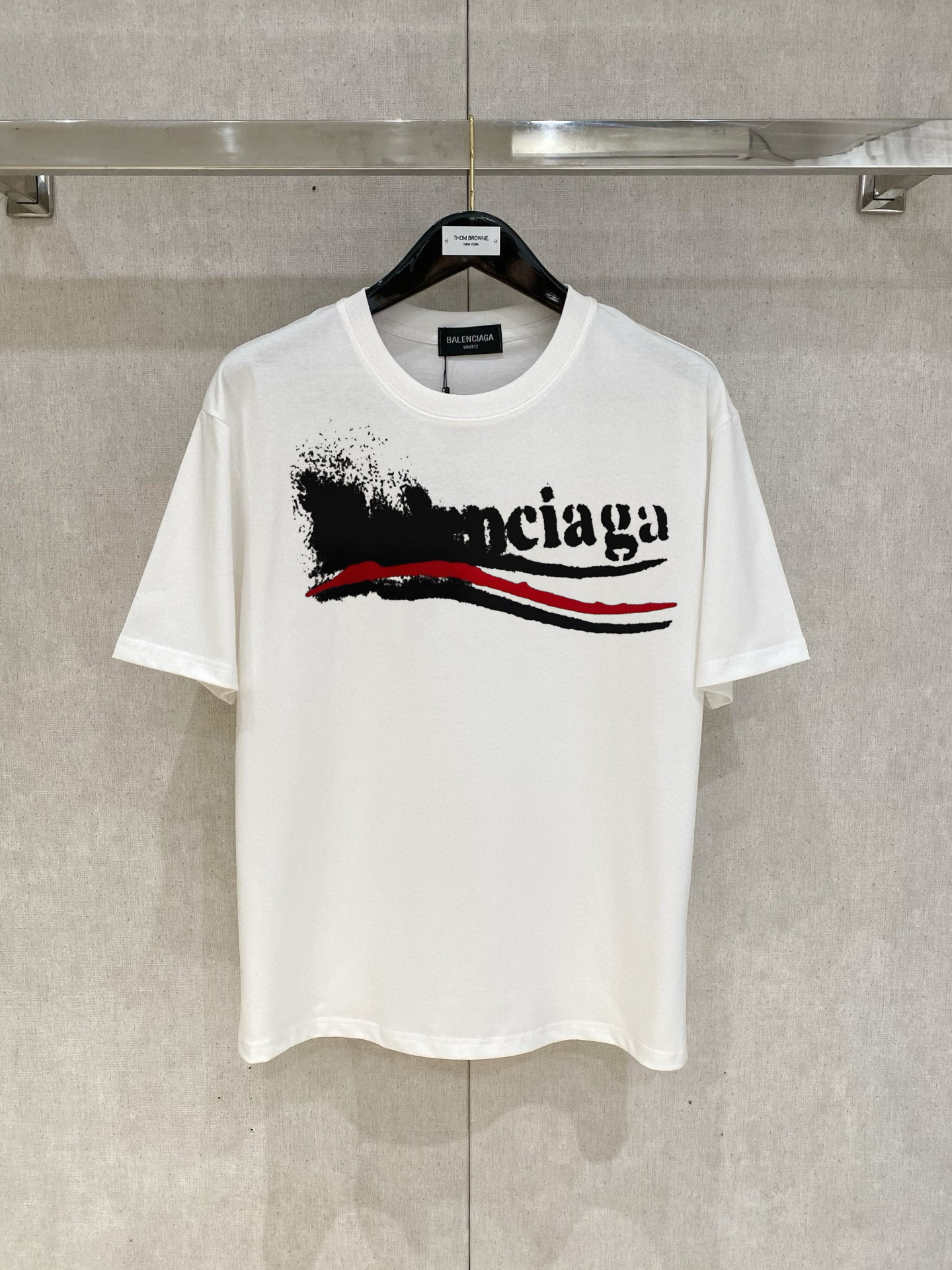 NO:427399,Paris Home 2025 spring and summer new first-time counter latest short-sleeved round-neck T-shirt, high-end customization, avant-garde and fashionable design!  Brand logo emphasizes craftsmanship design, high-end customized fabric, soft feel, comfortable to wear, exquisite counter-level car lines, fine workmanship, and invincible and handsome upper body effect!  A must-have item for handsome men!  Color black white Number M-3XL, balenciaga, T-shirt,tees, t-shirt,alexander wang19860909巴黎家 2025春夏新款首发专柜最新款短袖圆领T恤 高端订制 设计前卫时尚！品牌logo重工艺设计 高端定制面料.手感柔软.穿着舒适.专柜级别精致车线.做工精细.上身效果无敌帅气！型男必备单品！ 颜色黑色 白色 码数M-3XL,,balenciaga,T-shirt,tees，t-shirt,alexander wang,Men's clothing