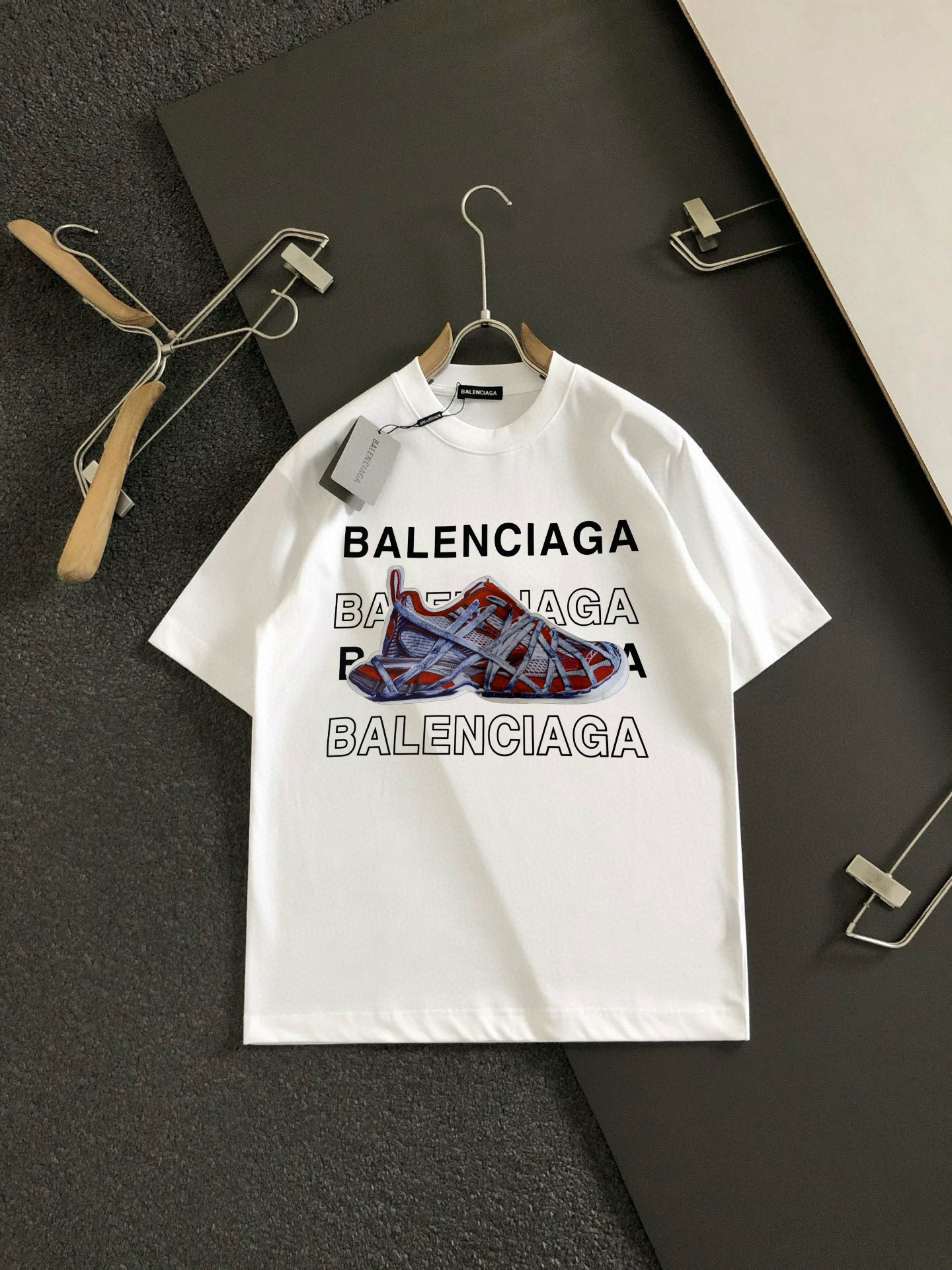   BAL 2025春夏新款首发专柜最新款短袖圆领T恤 高端订制 设计前卫时尚！品牌logo重工艺设计 