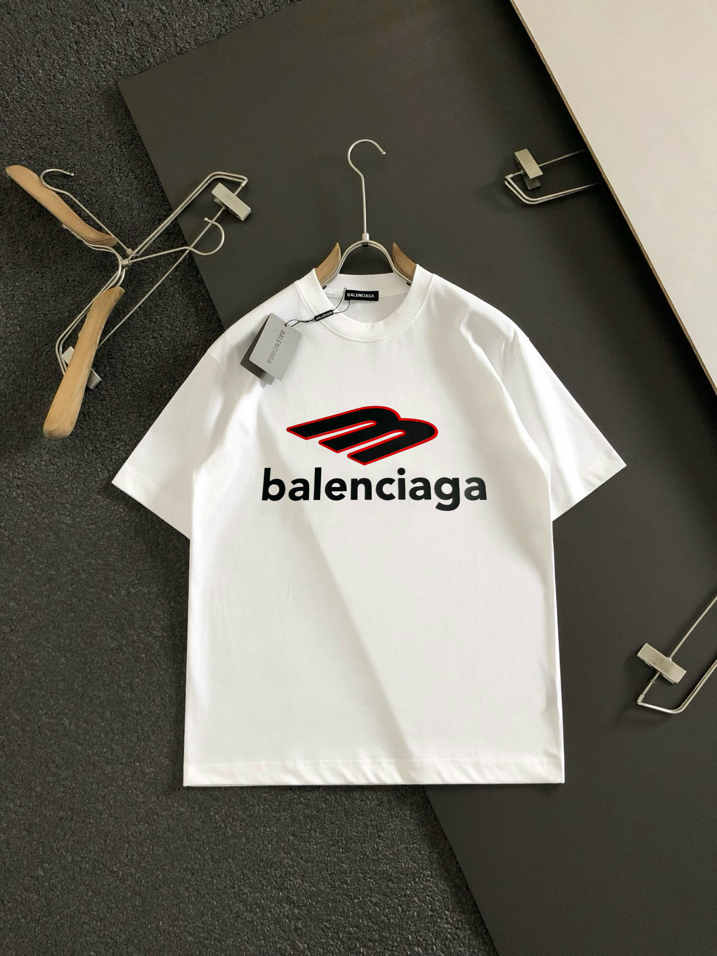  BAL 2025春夏新款首发专柜最新款短袖圆领T恤 高端订制 设计前卫时尚！品牌logo重工艺设计 高