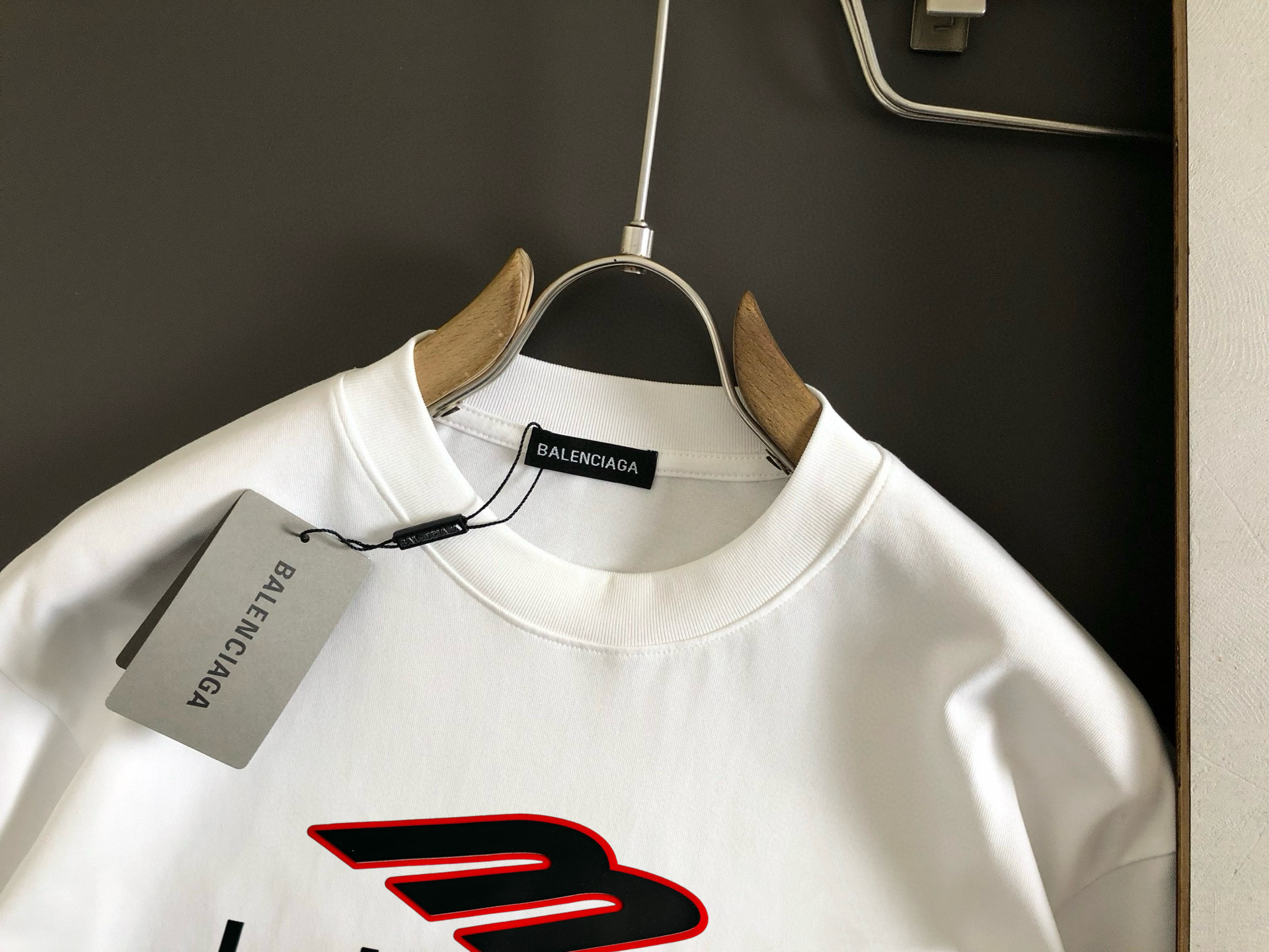  BAL 2025春夏新款首发专柜最新款短袖圆领T恤 高端订制 设计前卫时尚！品牌logo重工艺设计 高