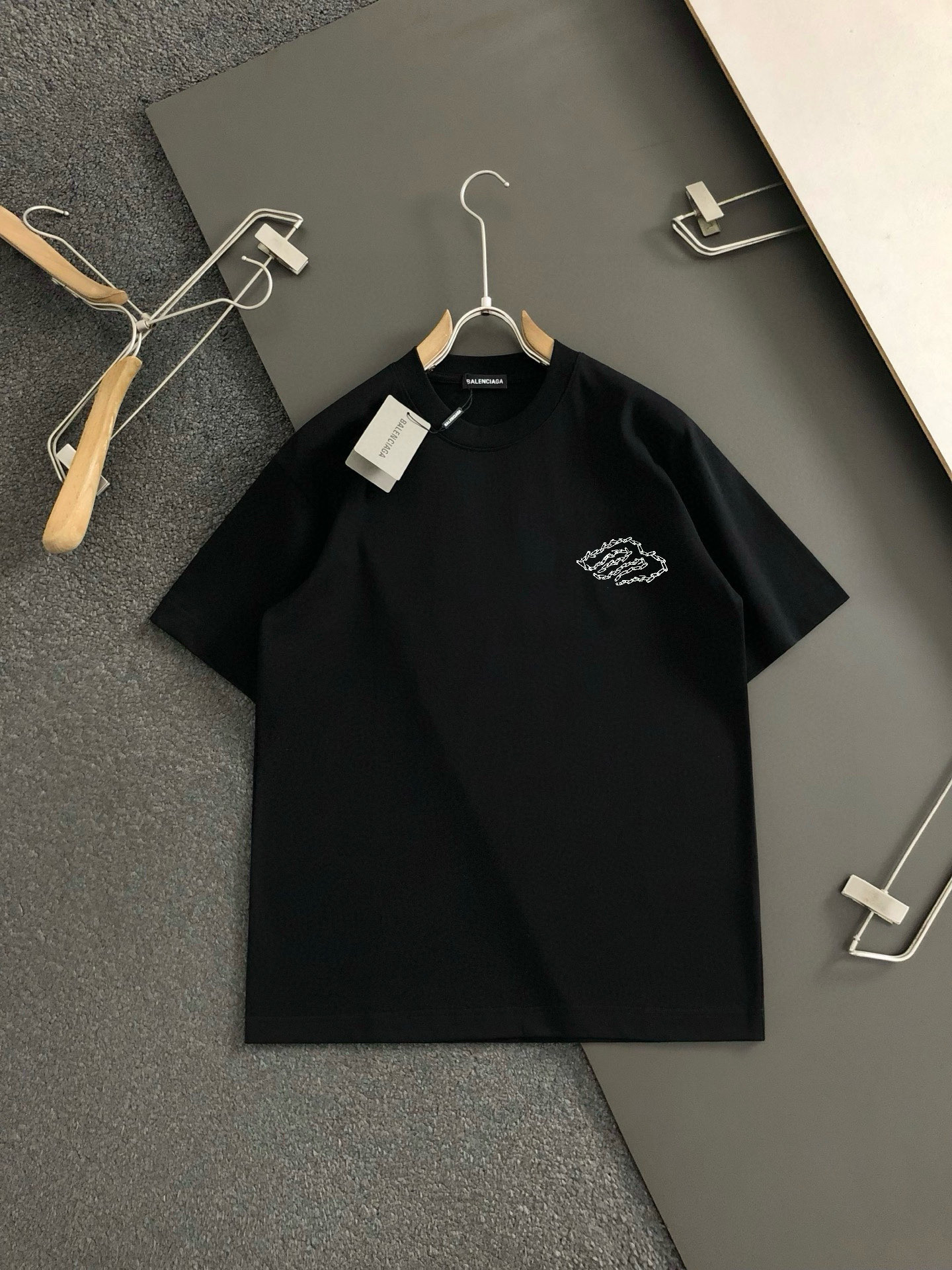 El nuevo mostrador de debut de primavera y verano de P80 Paris Home, la última camiseta de manga corta y cuello redondo…