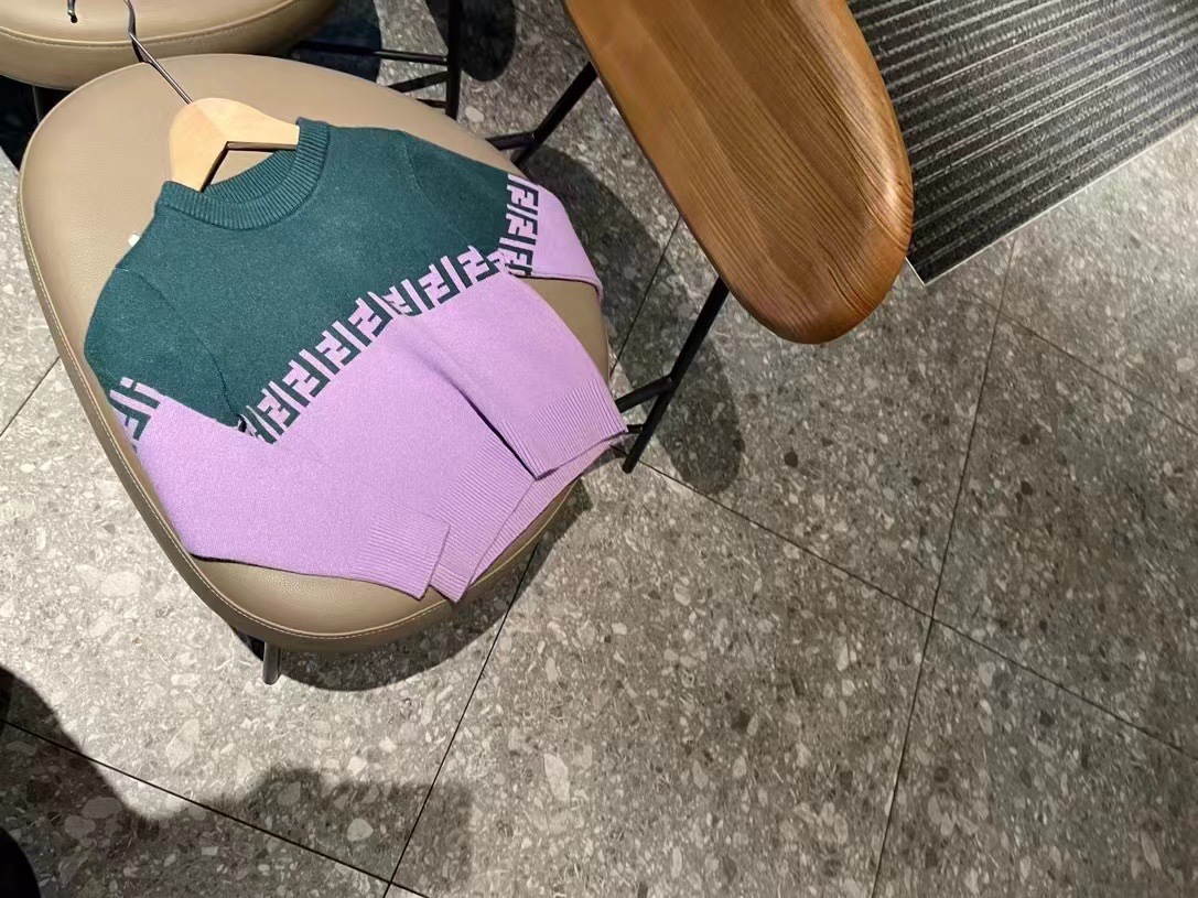 [强]芬迪墨绿紫羊绒衫 细节图