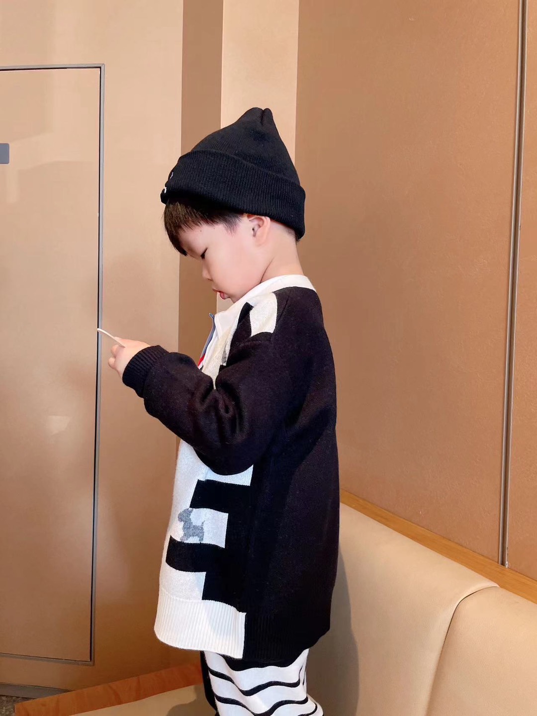 2024 Autumn/Winter Collection: Exclusive Limit with Classic Black and Gray Dogs - 图片 7