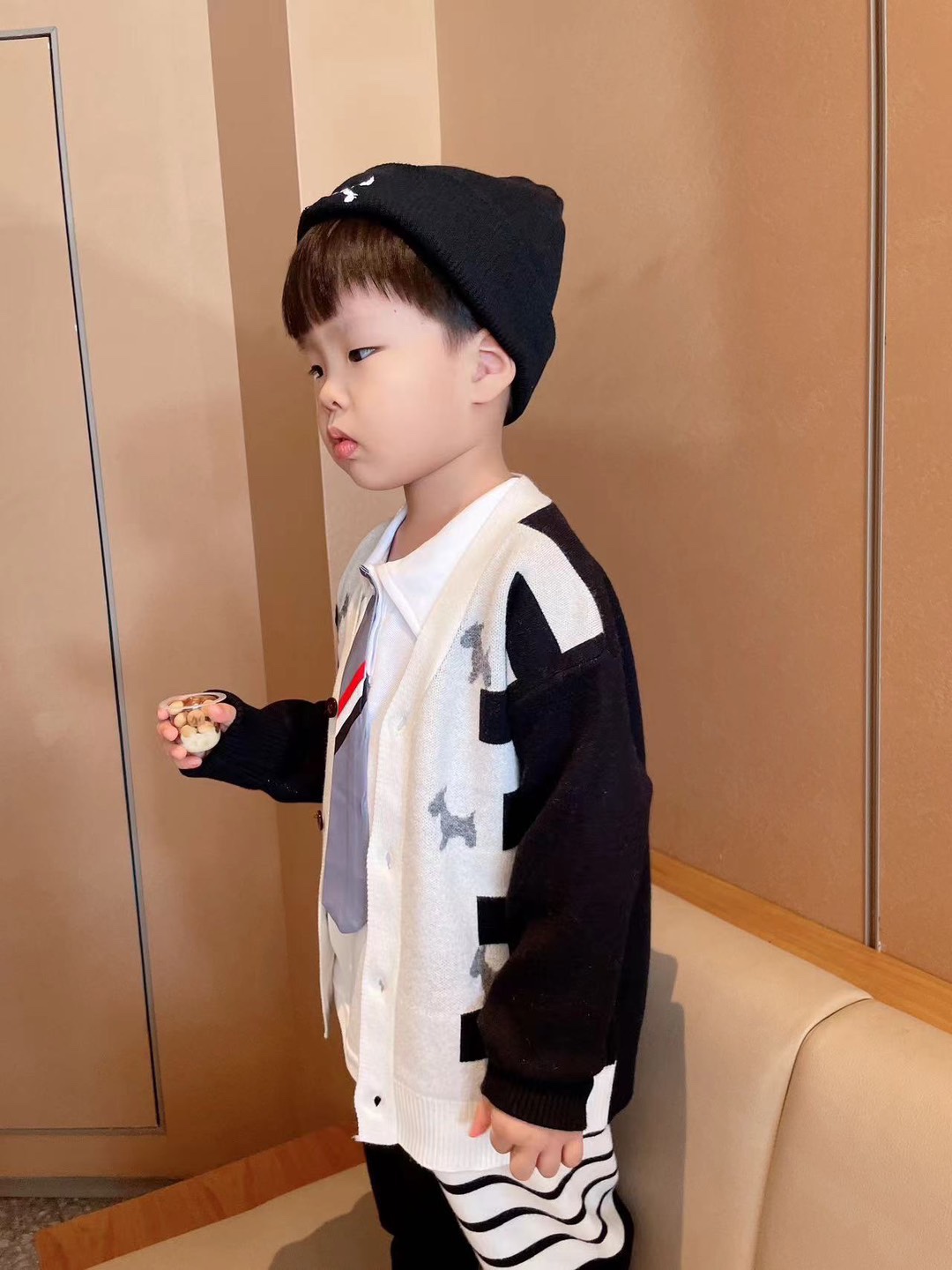 2024 Autumn/Winter Collection: Exclusive Limit with Classic Black and Gray Dogs - 图片 9