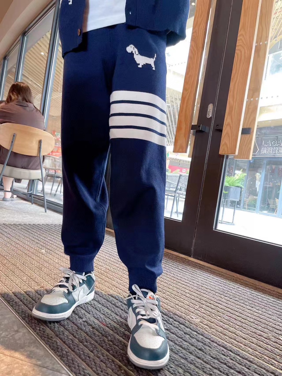 New Autumn Winter Fashion: Exclusive Wool Pants with Classic Design and Blue Dog Hat - 图片 5