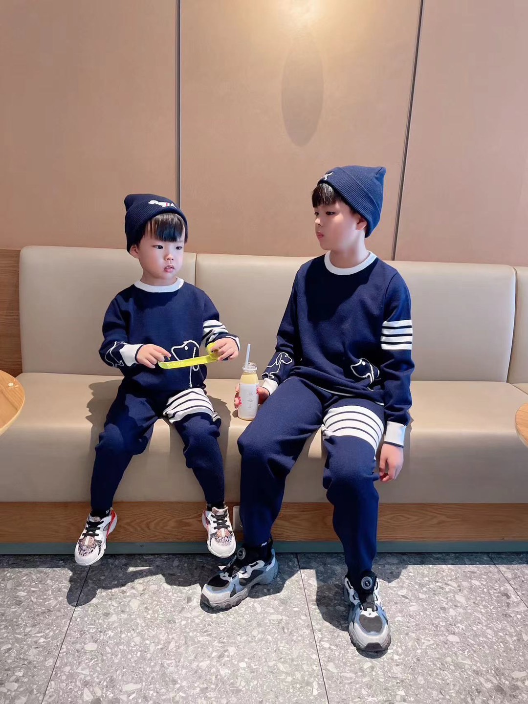 New Autumn Winter Fashion: Exclusive Wool Pants with Classic Design and Blue Dog Hat - 图片 8