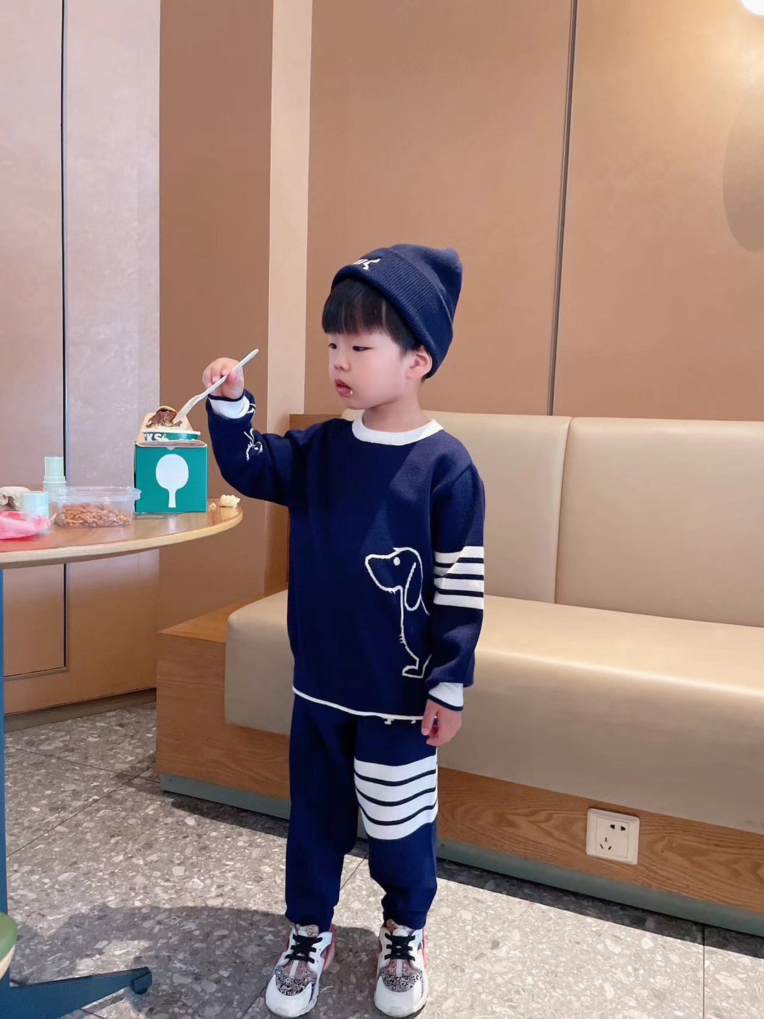 New Autumn Winter Fashion: Exclusive Wool Pants with Classic Design and Blue Dog Hat - 图片 4