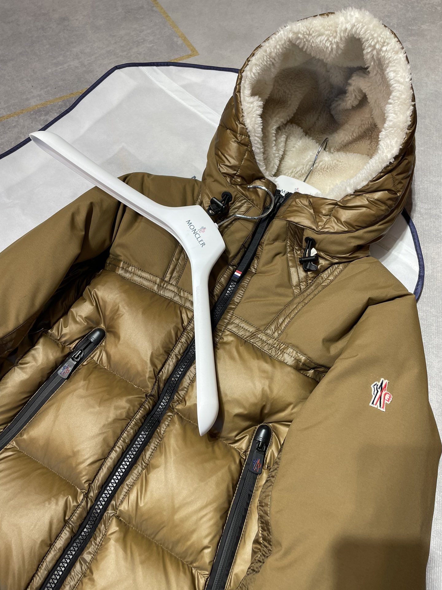 柜台主推的颜色，户外滑雪厚羽绒90鹅绒填充帽内真羊毛材质，透着屏幕都能感觉到的高强质感！做工更不用说！