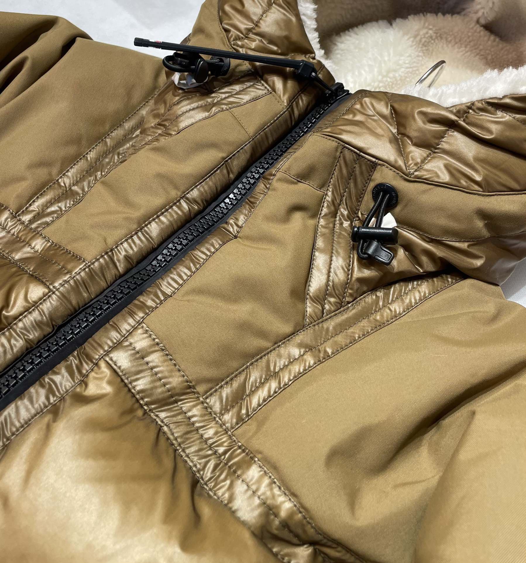 柜台主推的颜色，户外滑雪厚羽绒90鹅绒填充帽内真羊毛材质，透着屏幕都能感觉到的高强质感！做工更不用说！