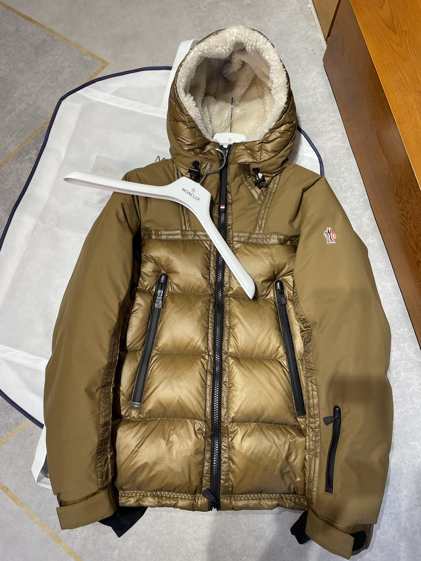 柜台主推的颜色，户外滑雪厚羽绒90鹅绒填充帽内真羊毛材质，透着屏幕都能感觉到的高强质感！做工更不用说！