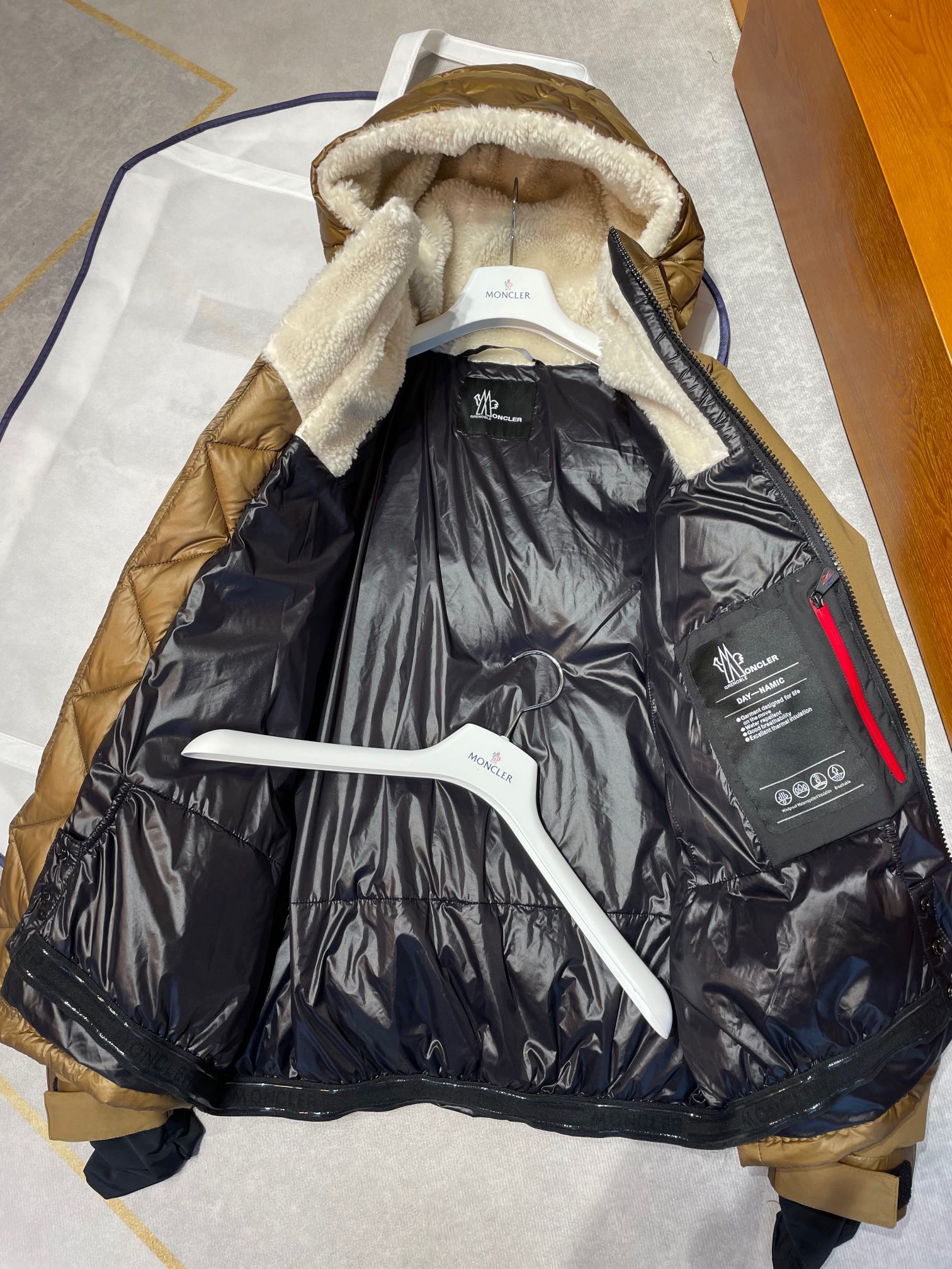 柜台主推的颜色，户外滑雪厚羽绒90鹅绒填充帽内真羊毛材质，透着屏幕都能感觉到的高强质感！做工更不用说！