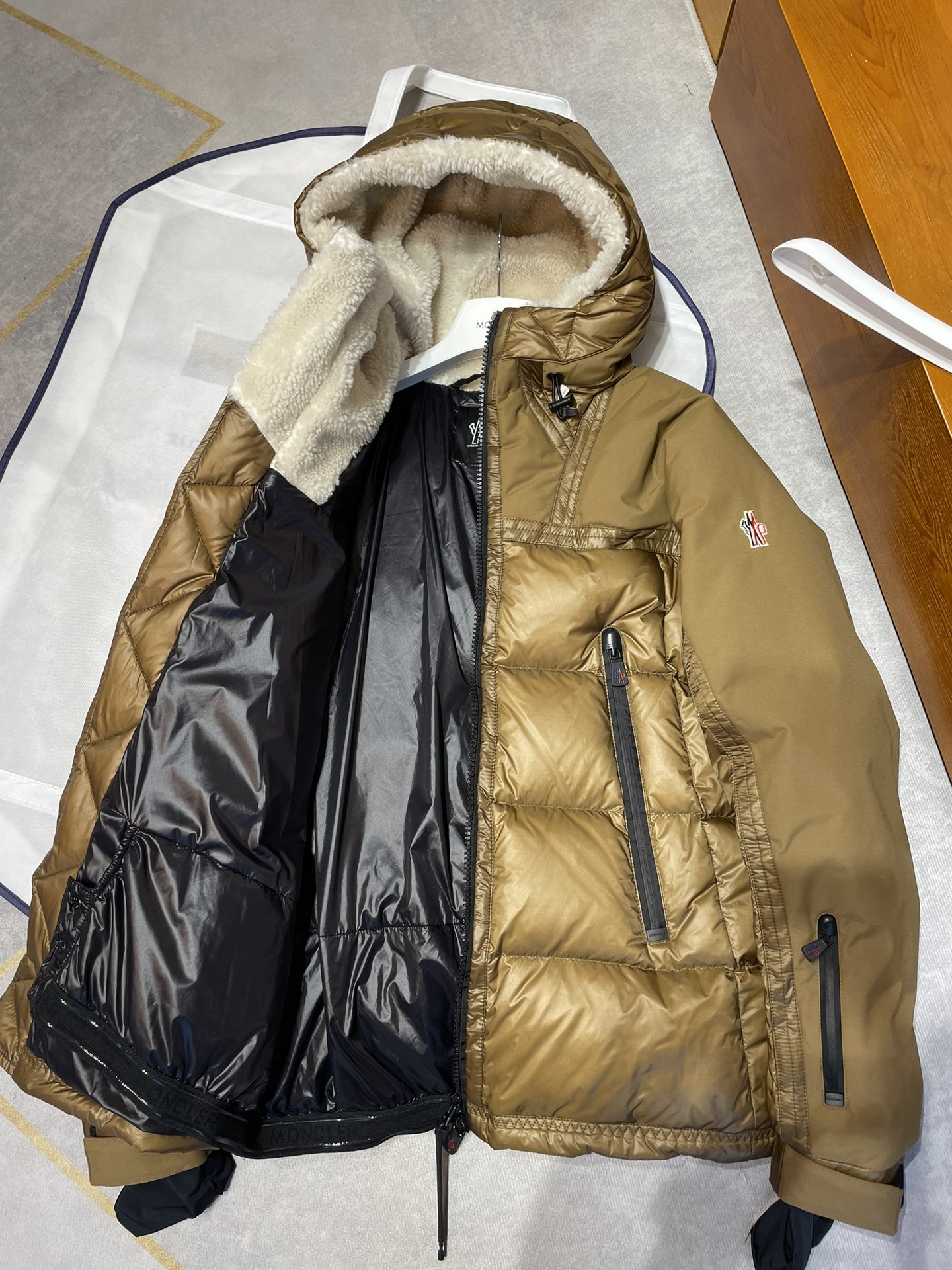 柜台主推的颜色，户外滑雪厚羽绒90鹅绒填充帽内真羊毛材质，透着屏幕都能感觉到的高强质感！做工更不用说！